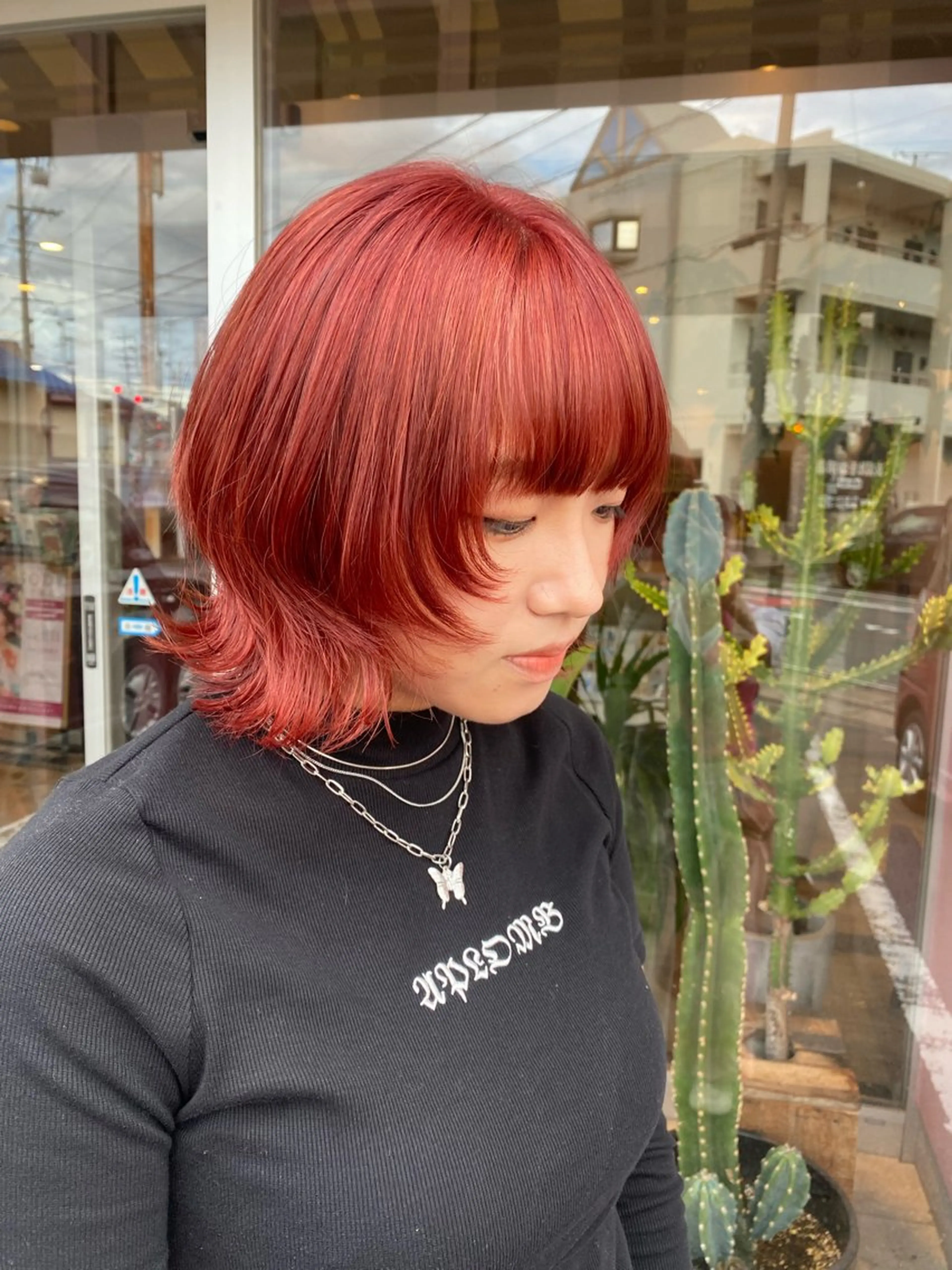 ショート カラー ブリーチ ケアブリーチ レッドカラー ボブ 顔まわりレイヤー ハイトーン/透明感 カラー🤍こころのヘアスタイル
