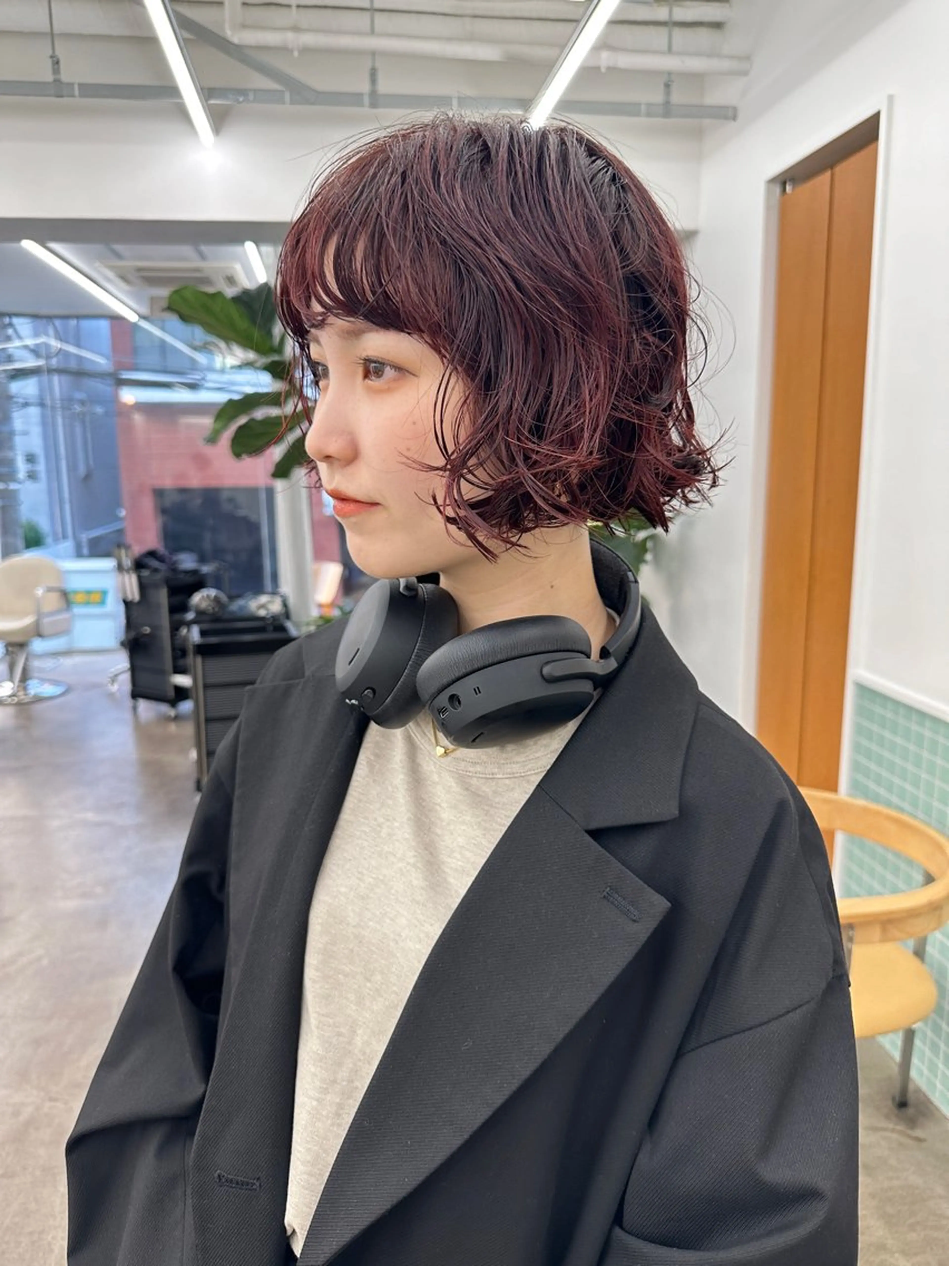ショート カラー パーマ ボルドーカラー ボブ カット ヘアカラー パーマ ボブ/レイヤー/ケア パーマ/透明感カラーのヘアスタイル