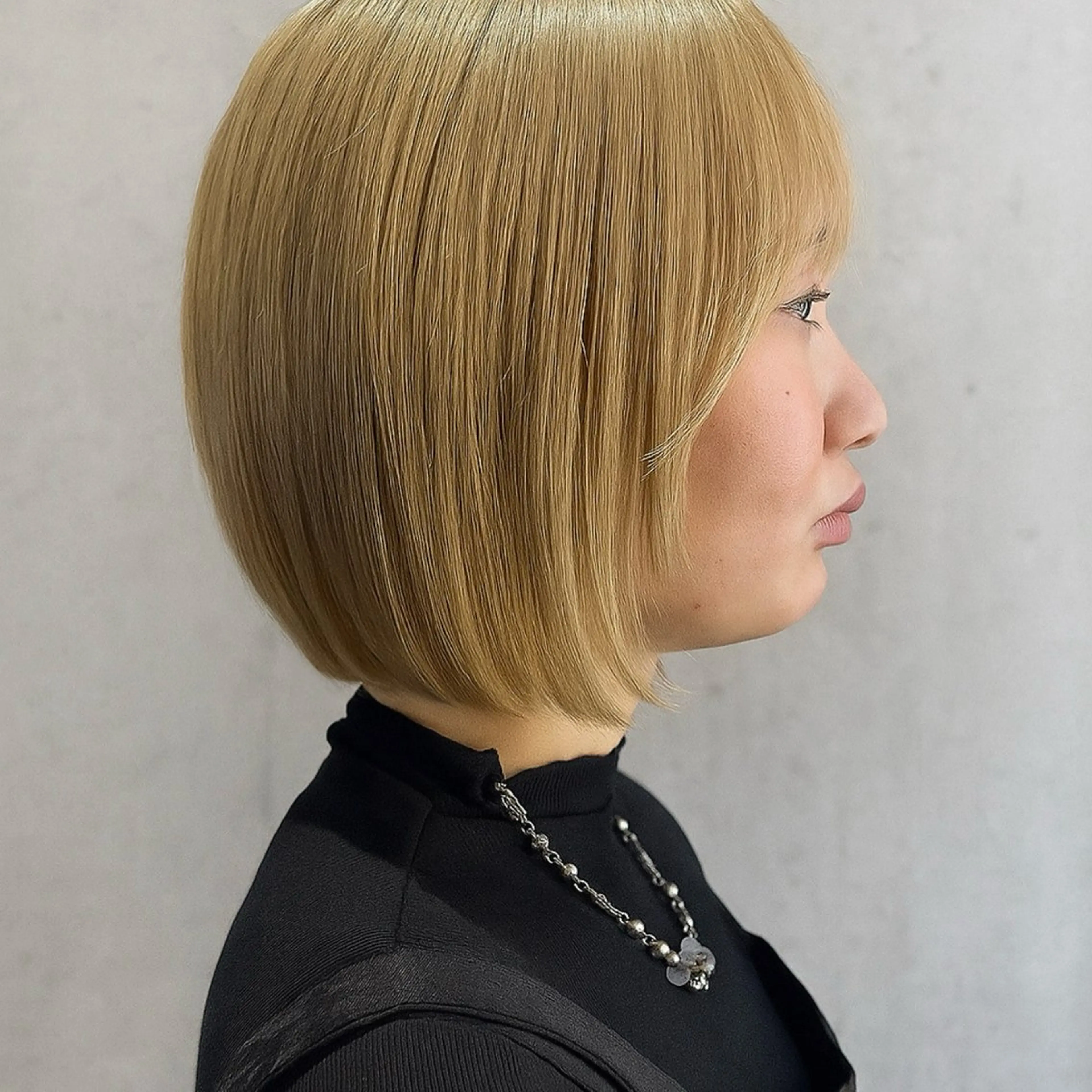 ショート カラー ベージュカラー ブリーチ ミルクティーベージュ ボブ 顔周りカット ヘアカラー トリートメント nui所属・清水優/ボブ/ レイヤー/髪質改善のヘアスタイル