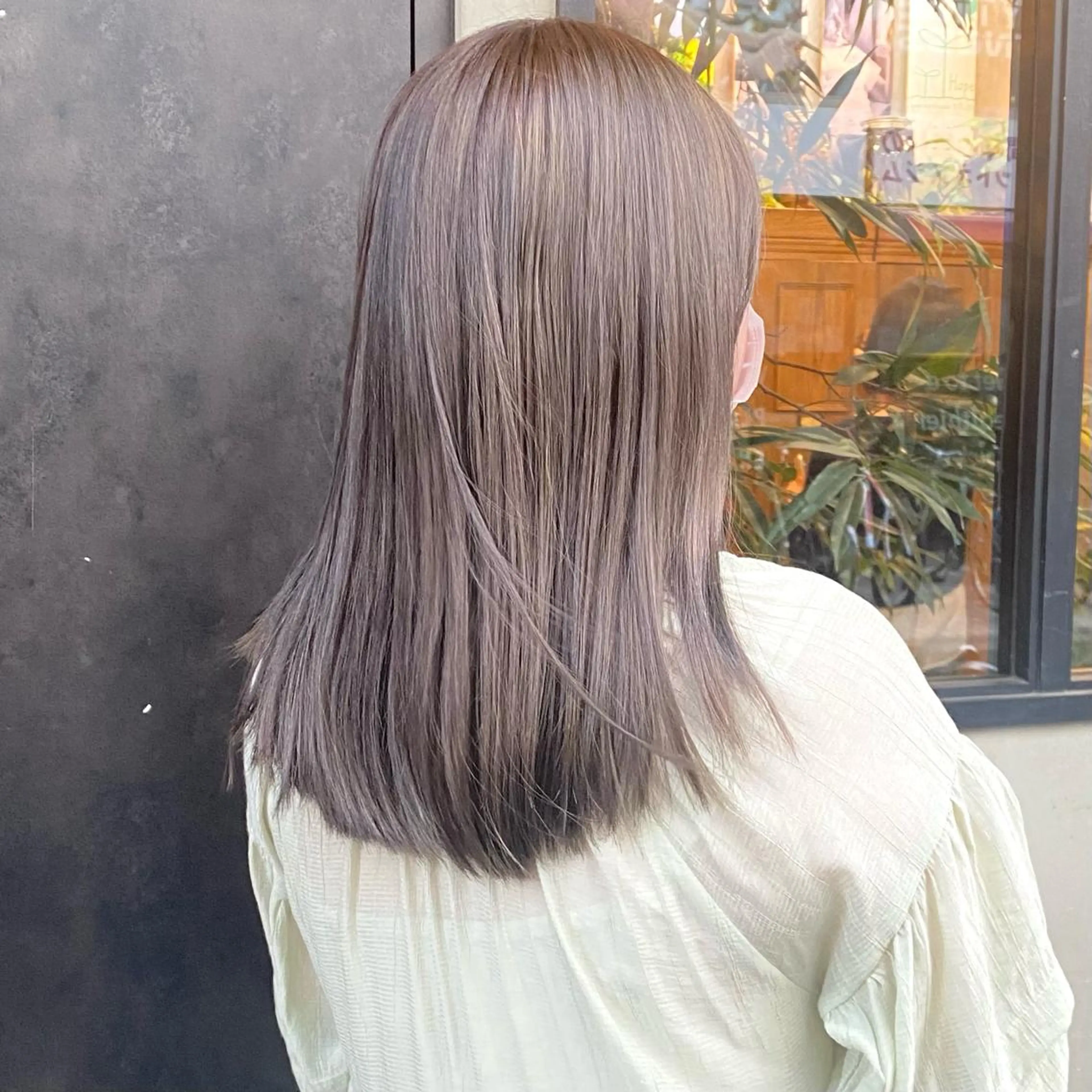 セミロング カラー ブリーチ グレージュ ミルクティーグレージュ カット ヘアカラー トリートメント 比嘉 陽のヘアスタイル