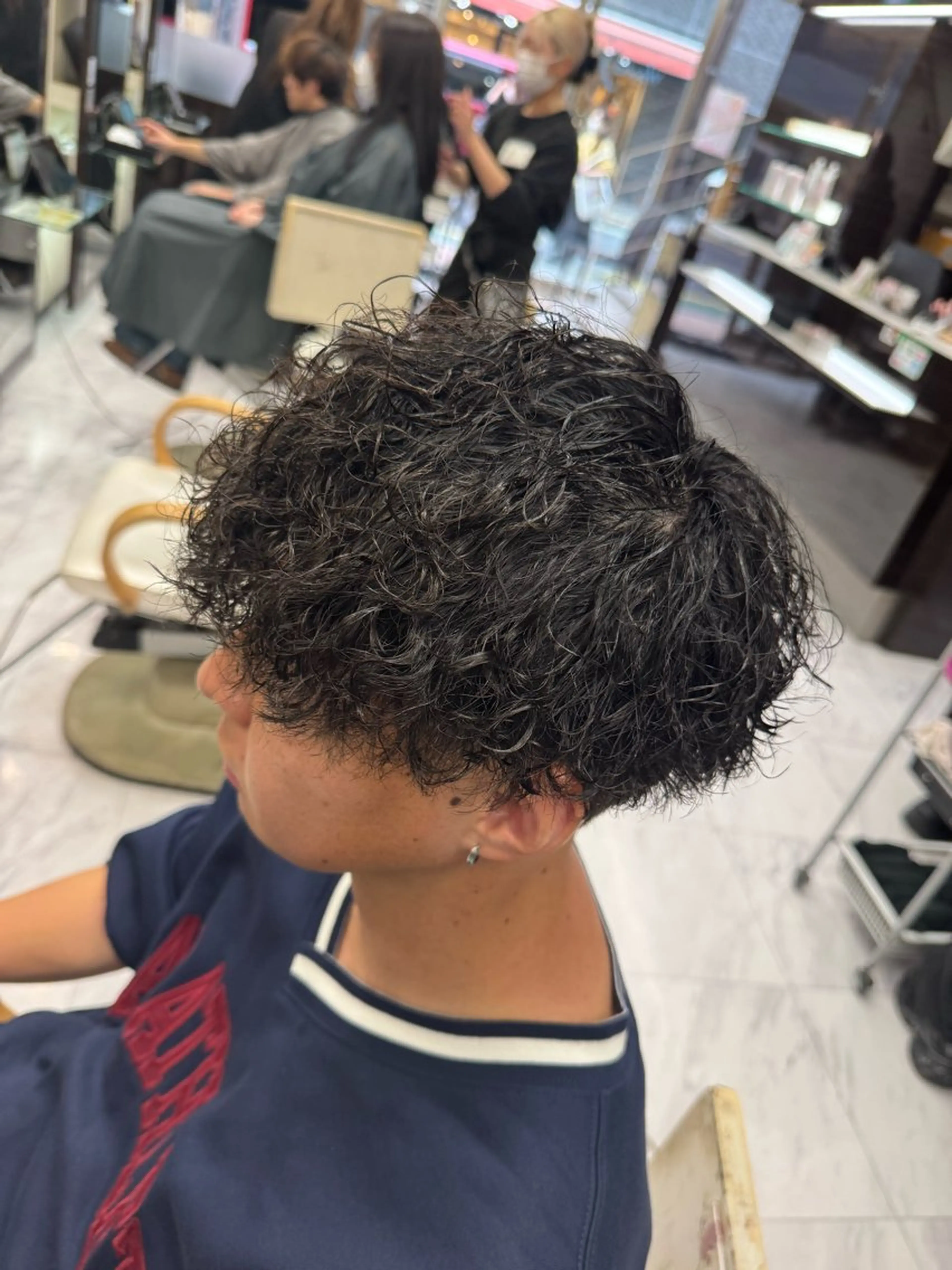 ショート パーマ ヘアアレンジ メンズ センターパート メンズパーマ メンズツイストパーマ ツイストスパイラルパーマ 波巻きパーマ カット パーマ トリートメント 目黒 碧人のヘアスタイル