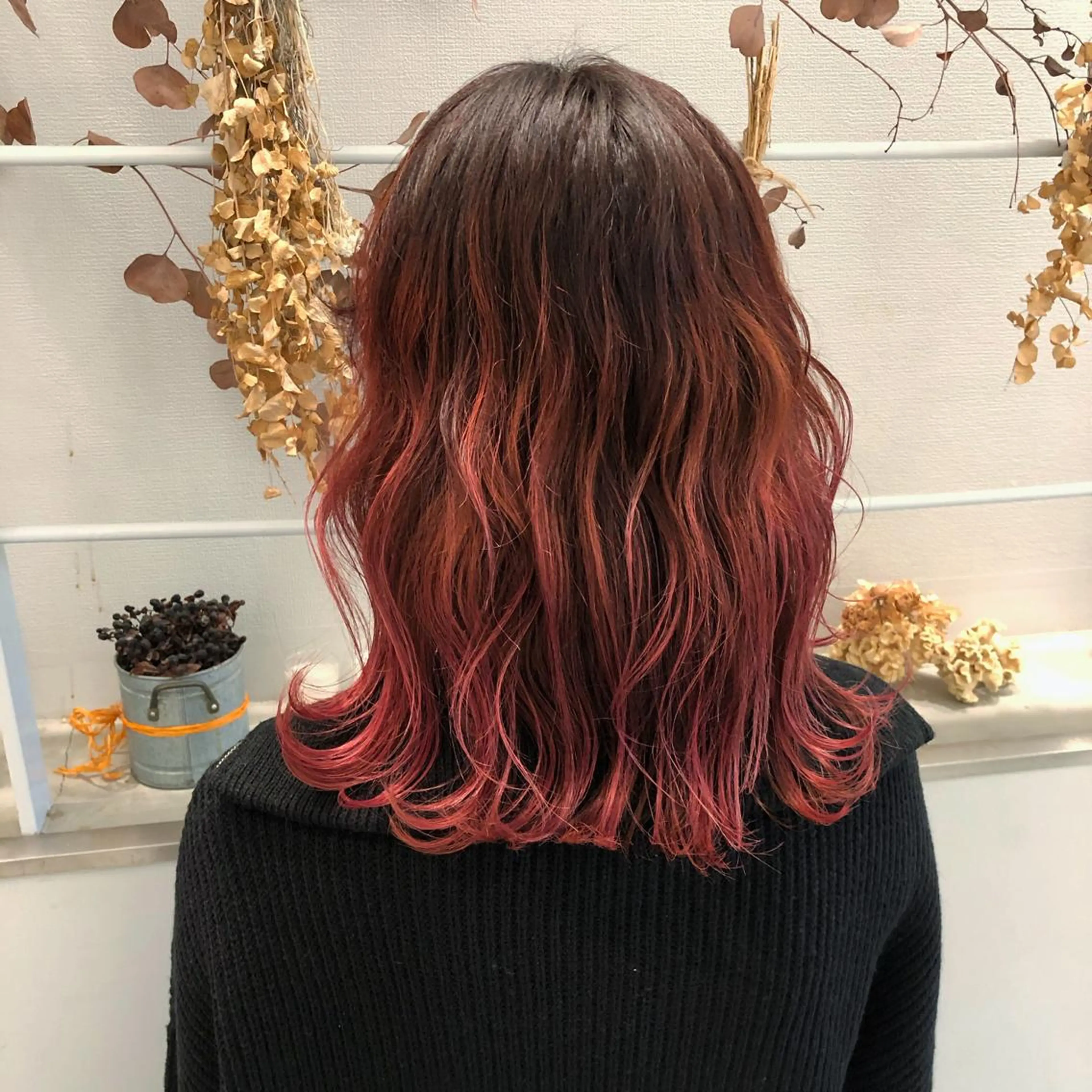 セミロング カラー カシス デザインカラー グラデーションカラー ハイライトカラー ピンクカラー 柏木  彩花のヘアスタイル