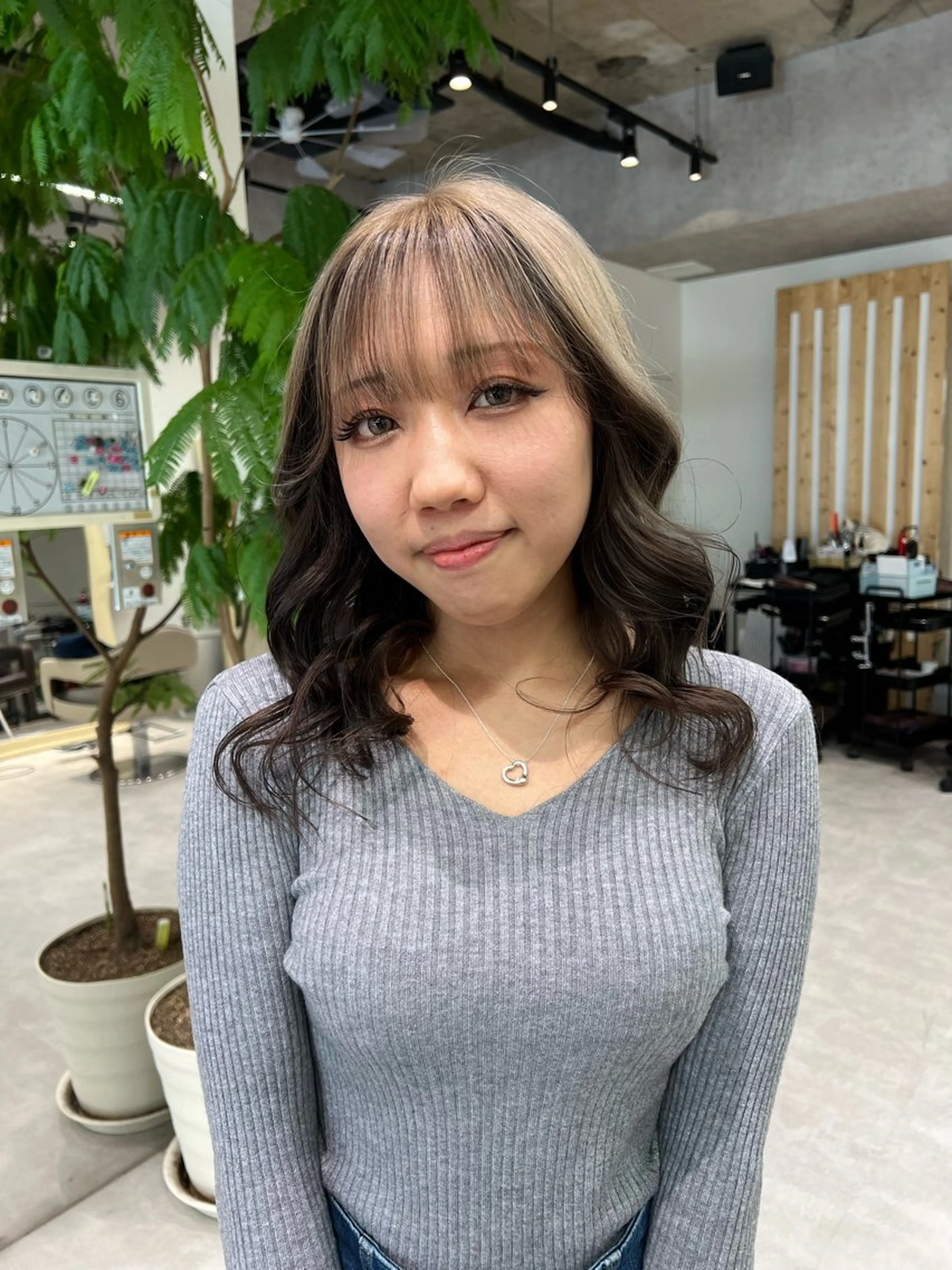 セミロング カラー ヘアカラー トリートメント ダブルカラーブリーチ 髪質改善　縮毛矯正のヘアスタイル