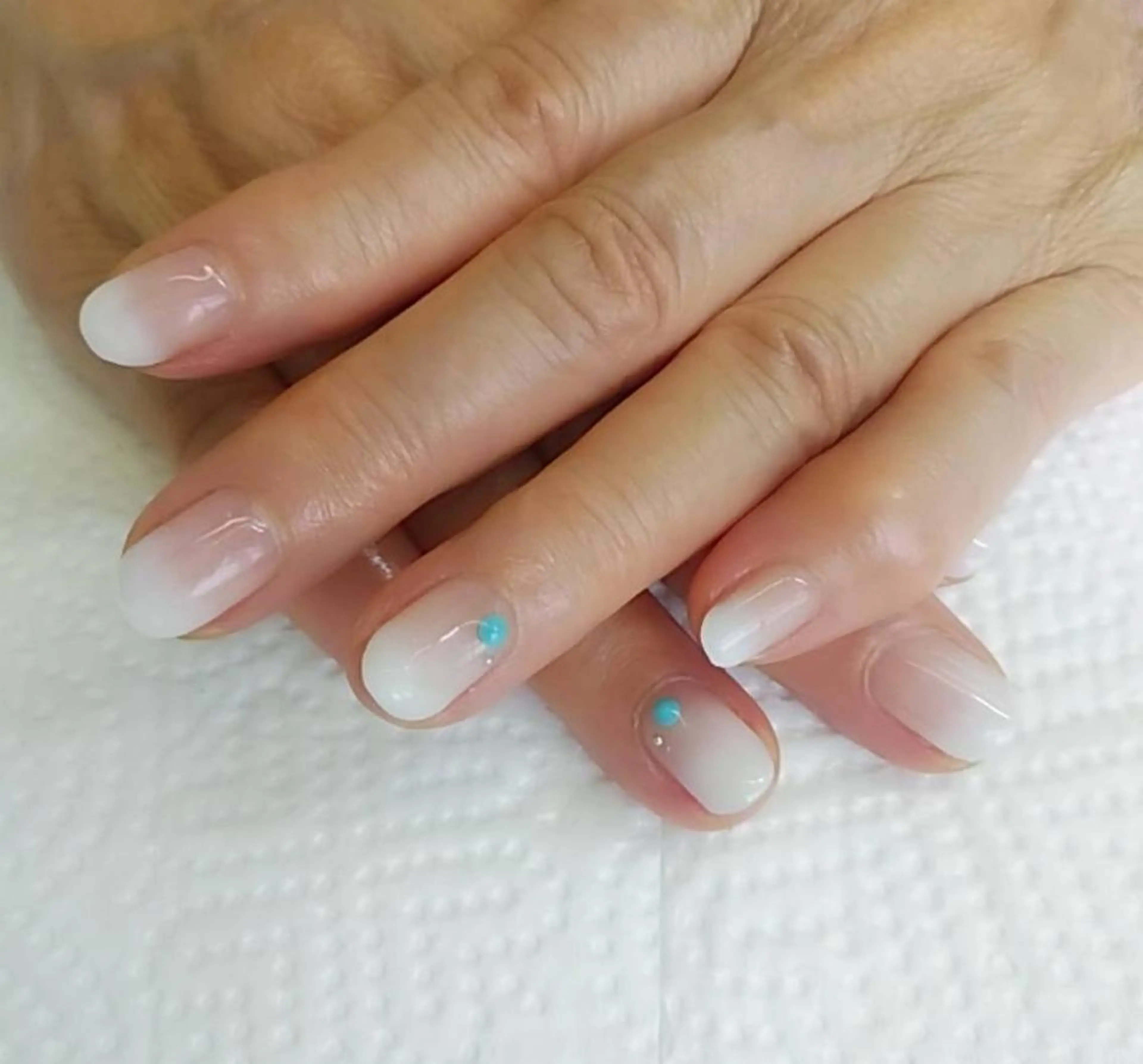 ネイル グラデーション ホワイト ハンドネイル ハンドケア プライベートサロン RosyLily所属・プライベートサロン Rosy Lilyのネイルデザイン