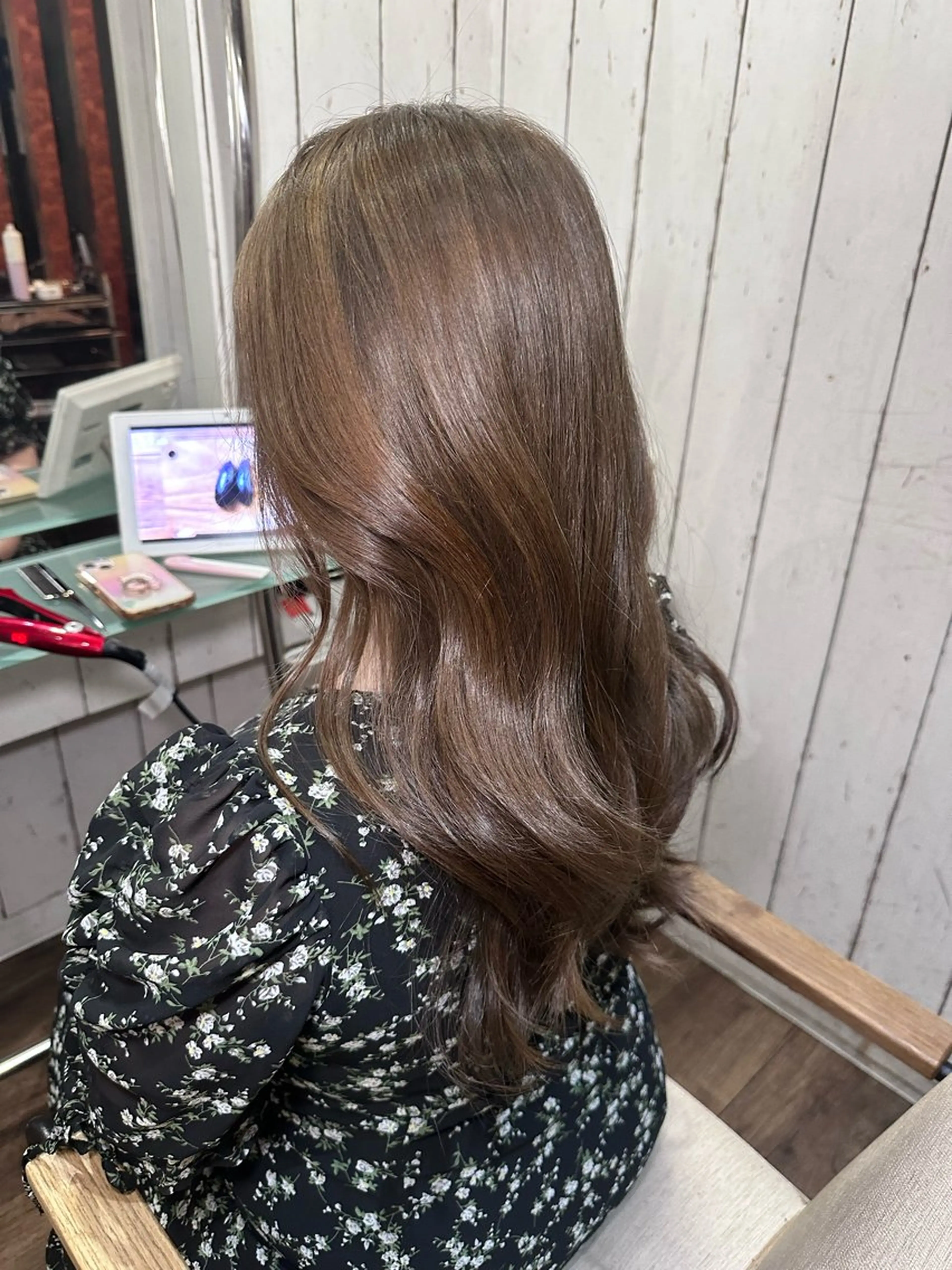 ロング カラー ヘアアレンジ ブリーチ 透明感カラー グレージュ カーキグレージュ トリートメント MiU所属・髪質改善×レイヤー で理想のツヤ髪のヘアスタイル
