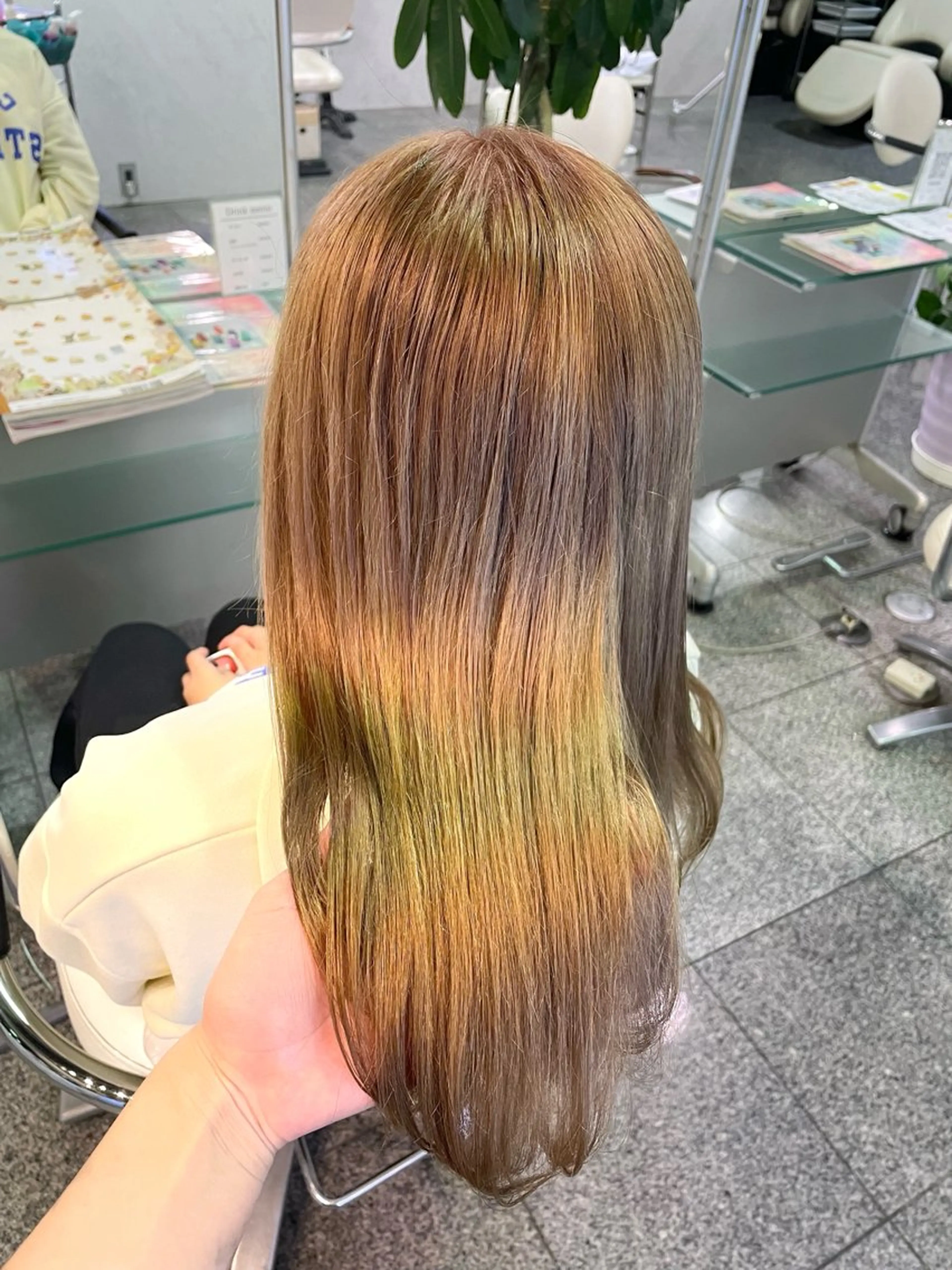カラー ベージュカラー ハイトーン、ブリーチ 🤍足立里湖のヘアスタイル