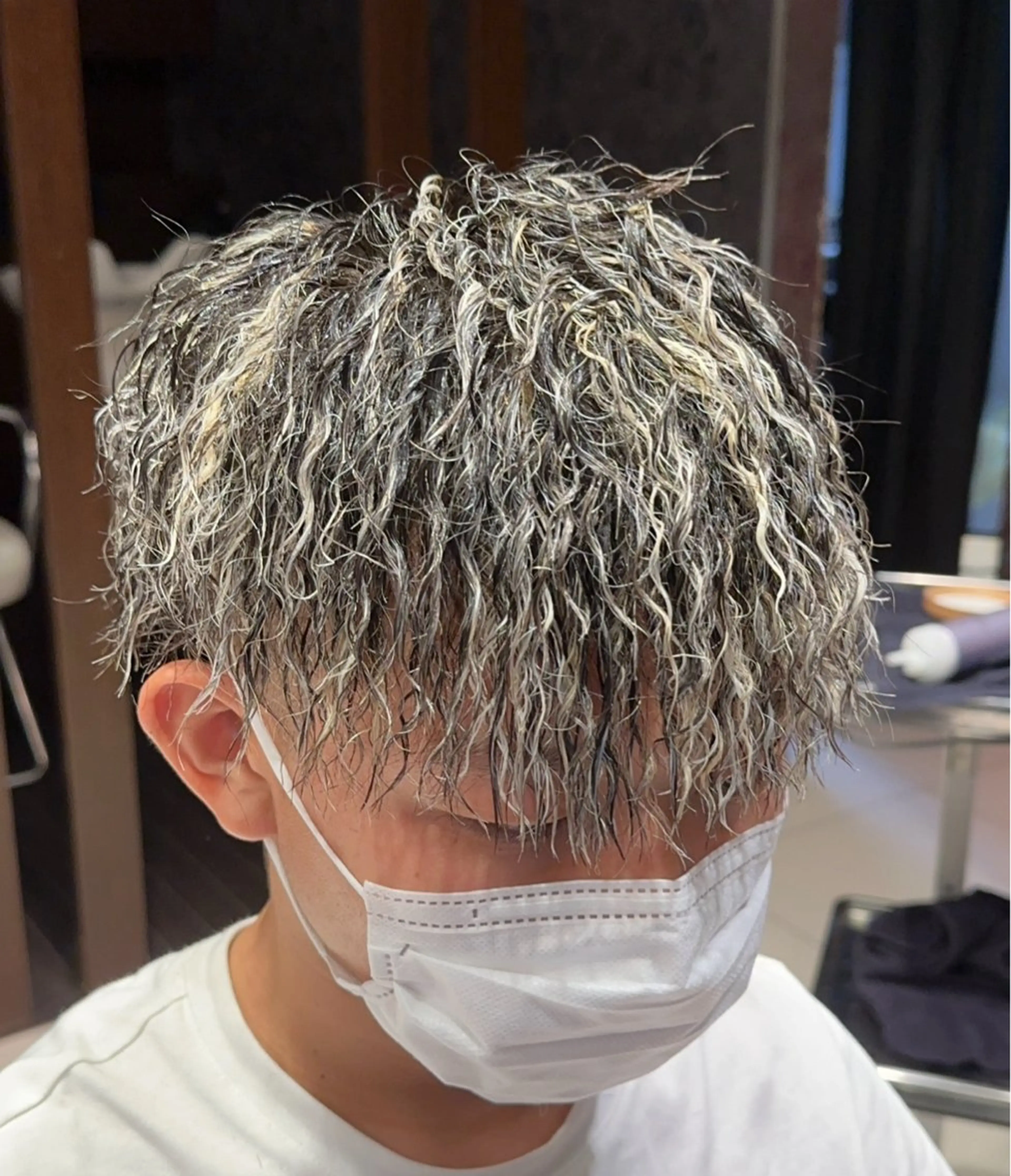 カラー パーマ メンズ メンズハイライト ハイライトカラー メンズ特化　パーマ メッシュハイライトのヘアスタイル
