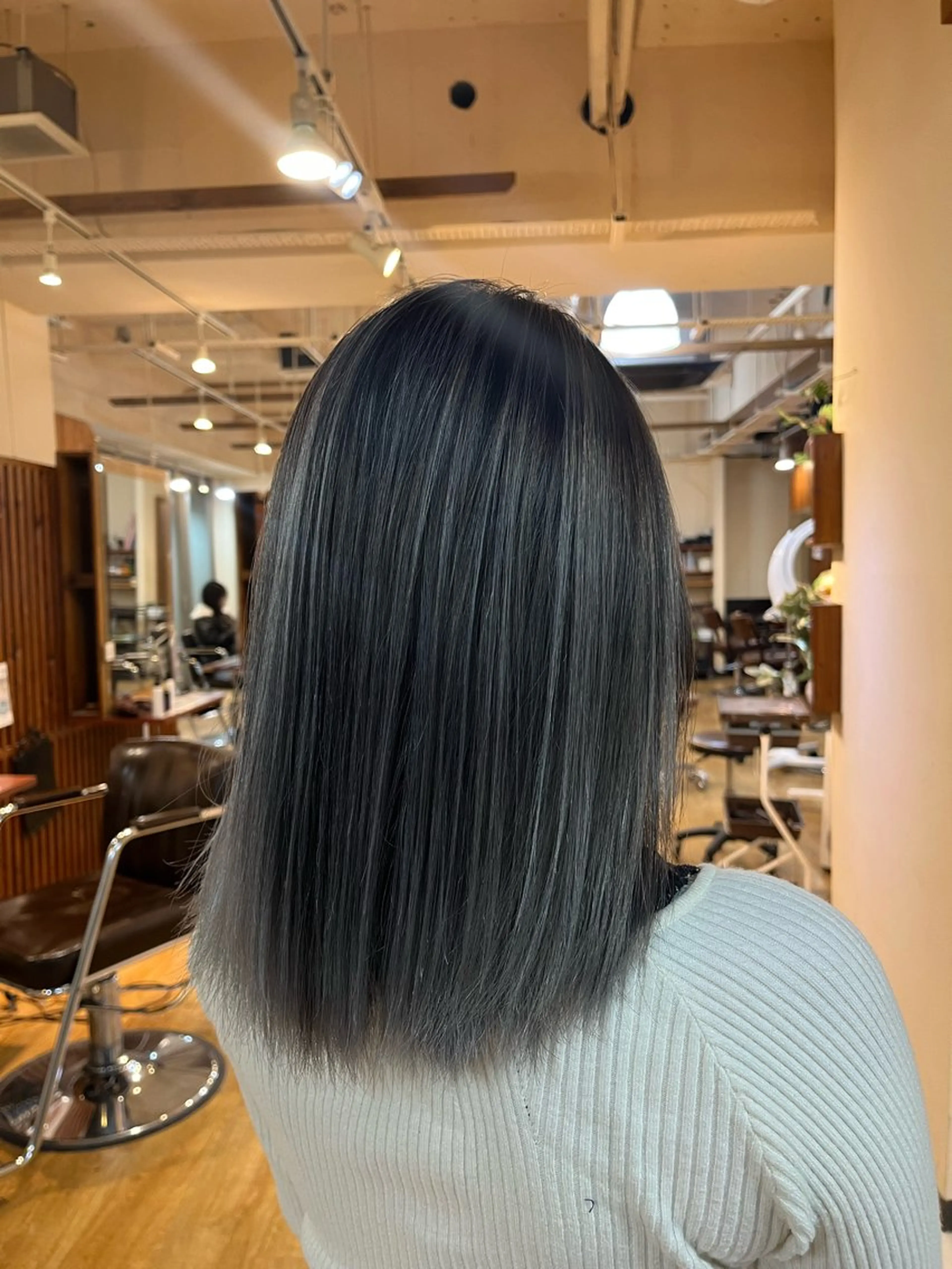 ミディアム カラー バレイヤージュ シルバー レイヤーカット カット ヘアカラー 海外ガール ハイトーン　竹井俊介のヘアスタイル