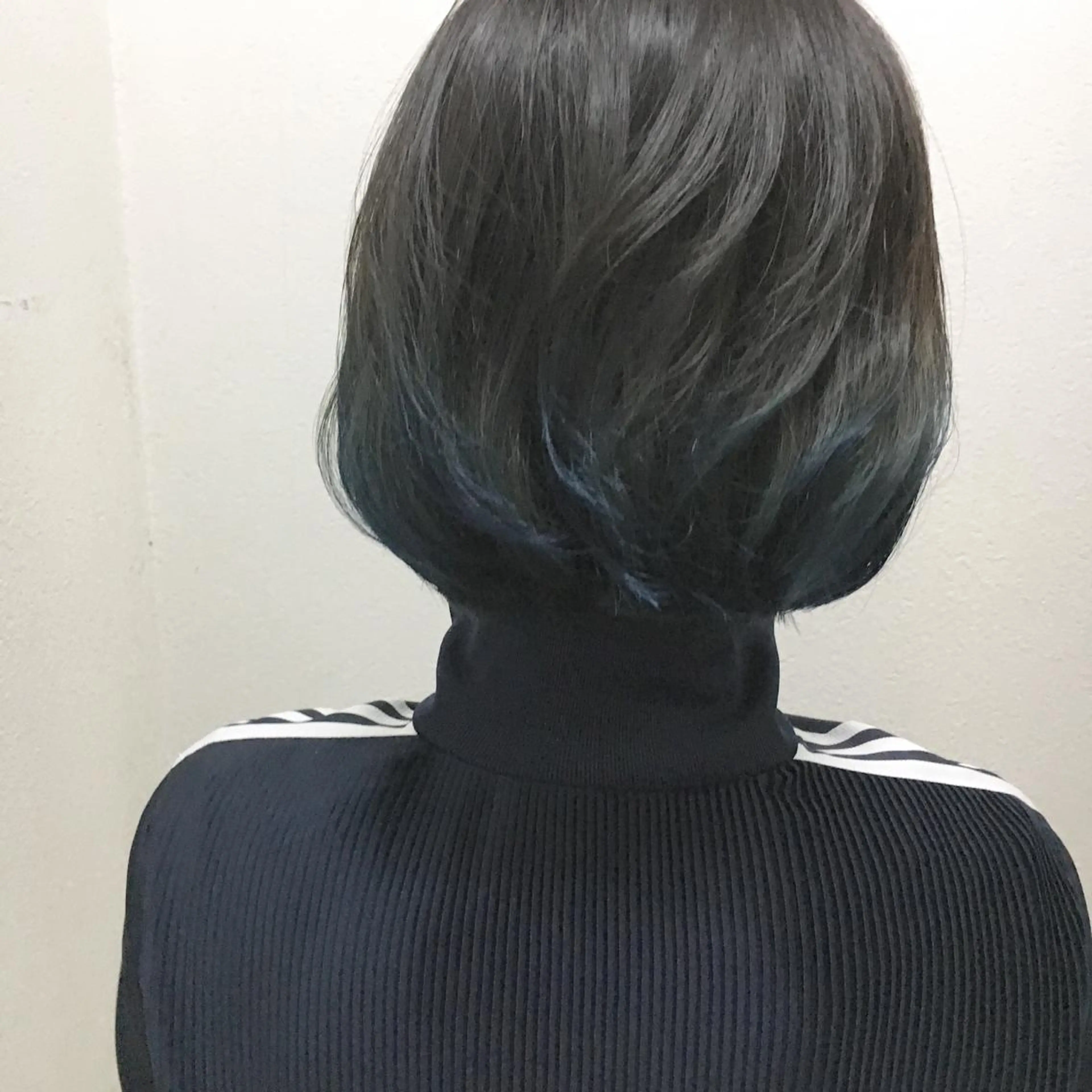 ショート カラー アディクシーカラー ブリーチ ネイビーカラー ボブ カット JIL BLAN 京都のヘアスタイル