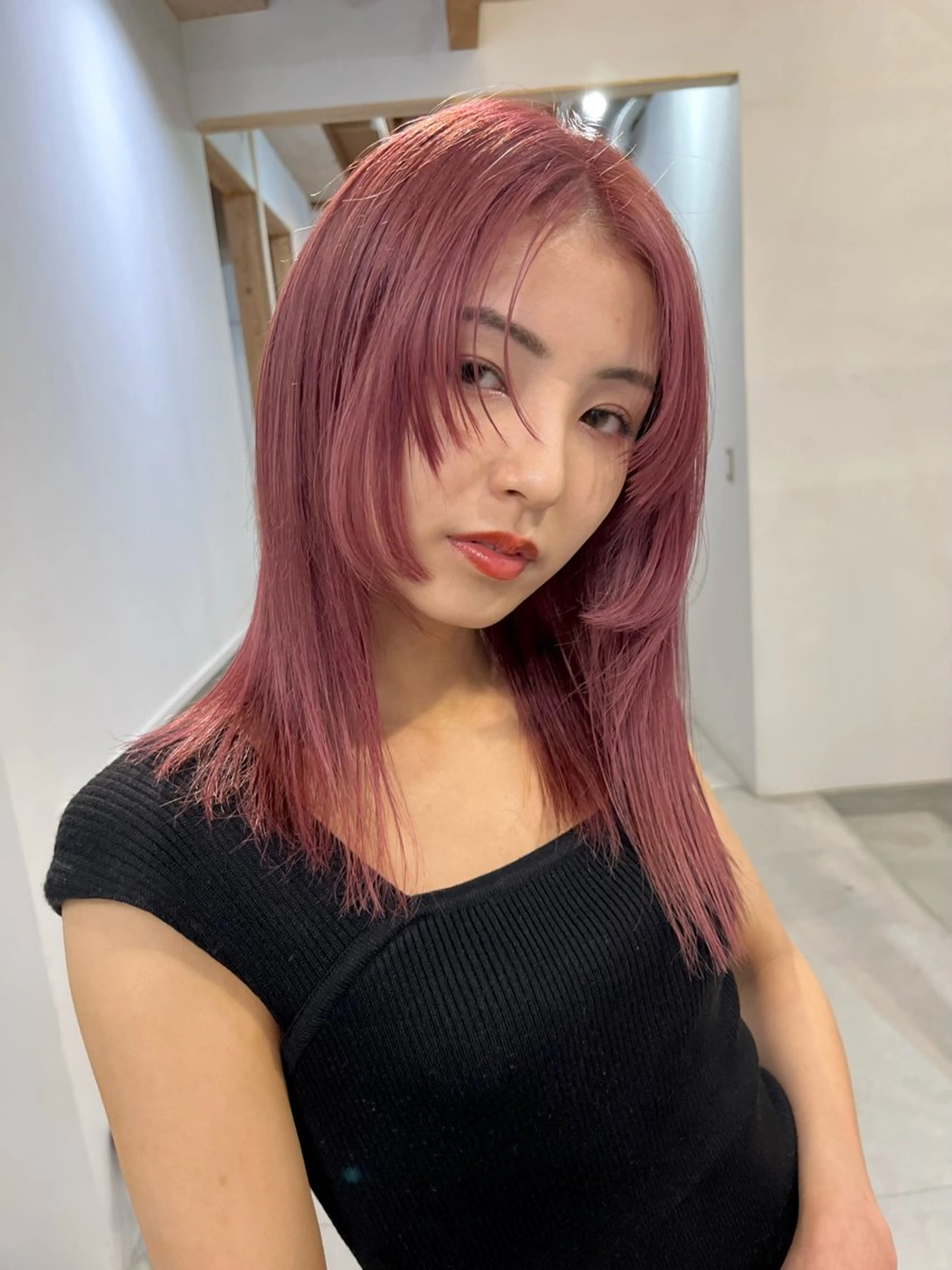 ロング カラー ブリーチ ピンクカラー カット ヘアカラー トリートメント ブリーチなしカラー レイヤーカットのヘアスタイル