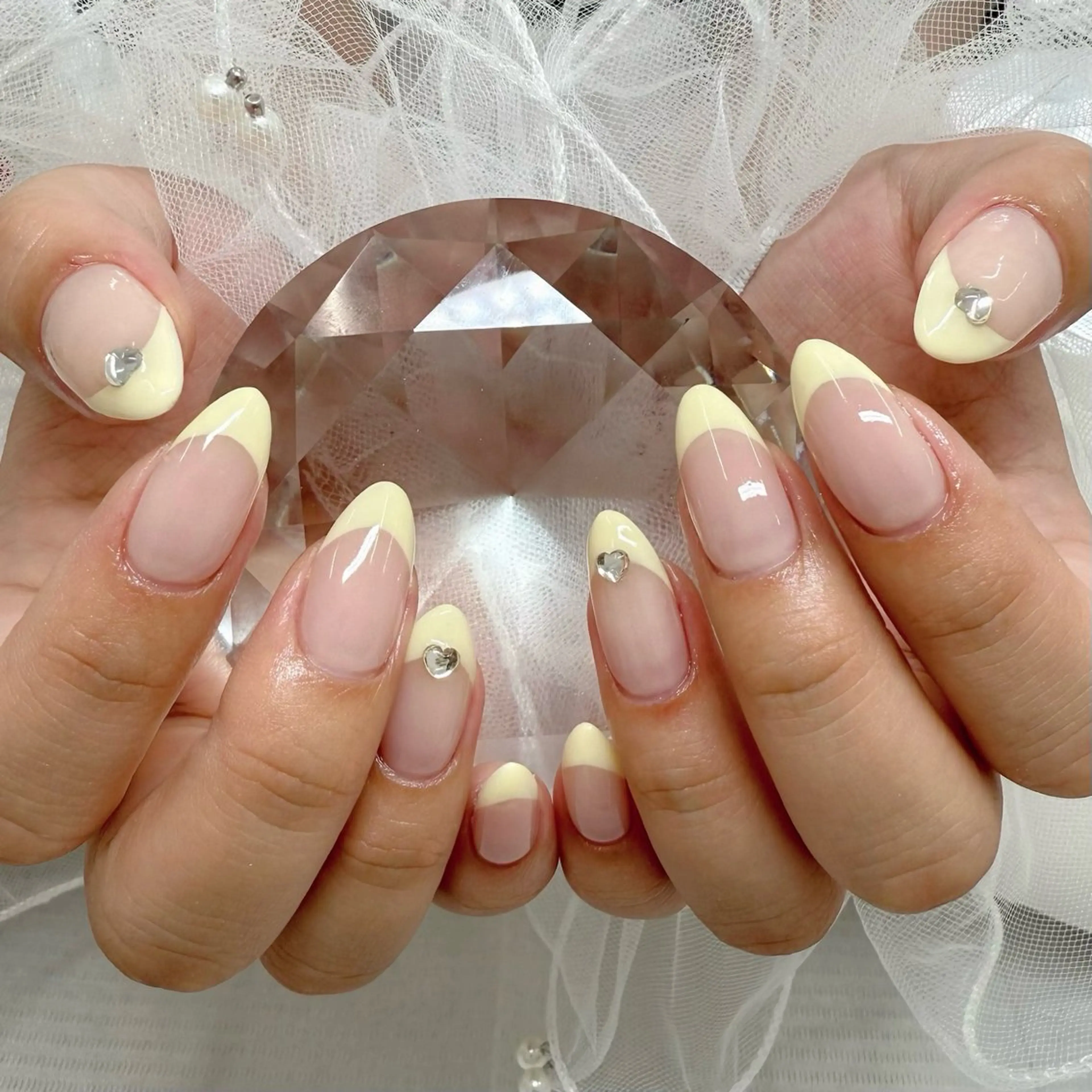 ネイル フレンチネイル ハート 黄色 ハンドネイル Amie NAILのネイルデザイン