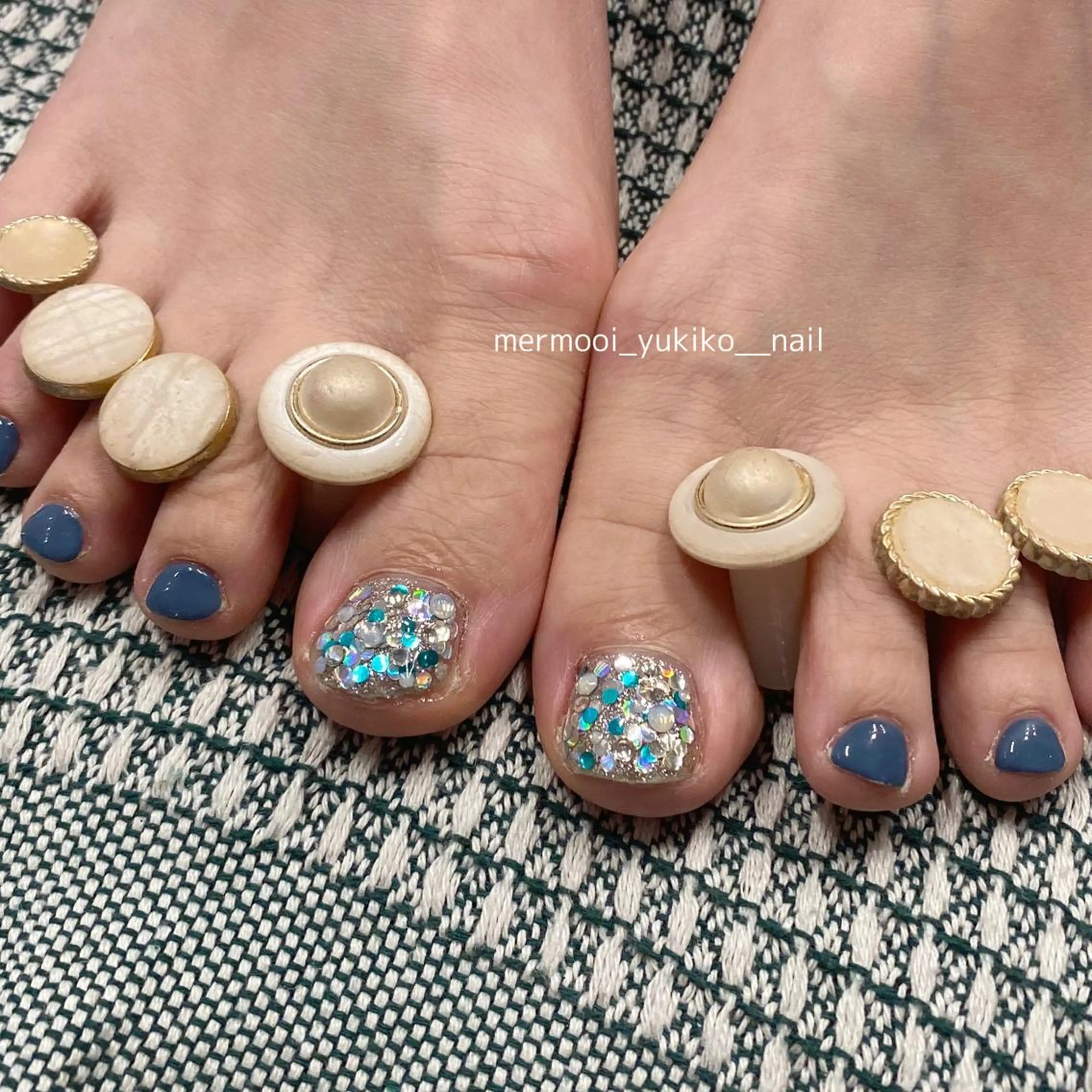 ネイル ブルー フットネイル キラキラネイル 韓国ネイル ネイルチップ フットネイル mermooi nailのネイルデザイン