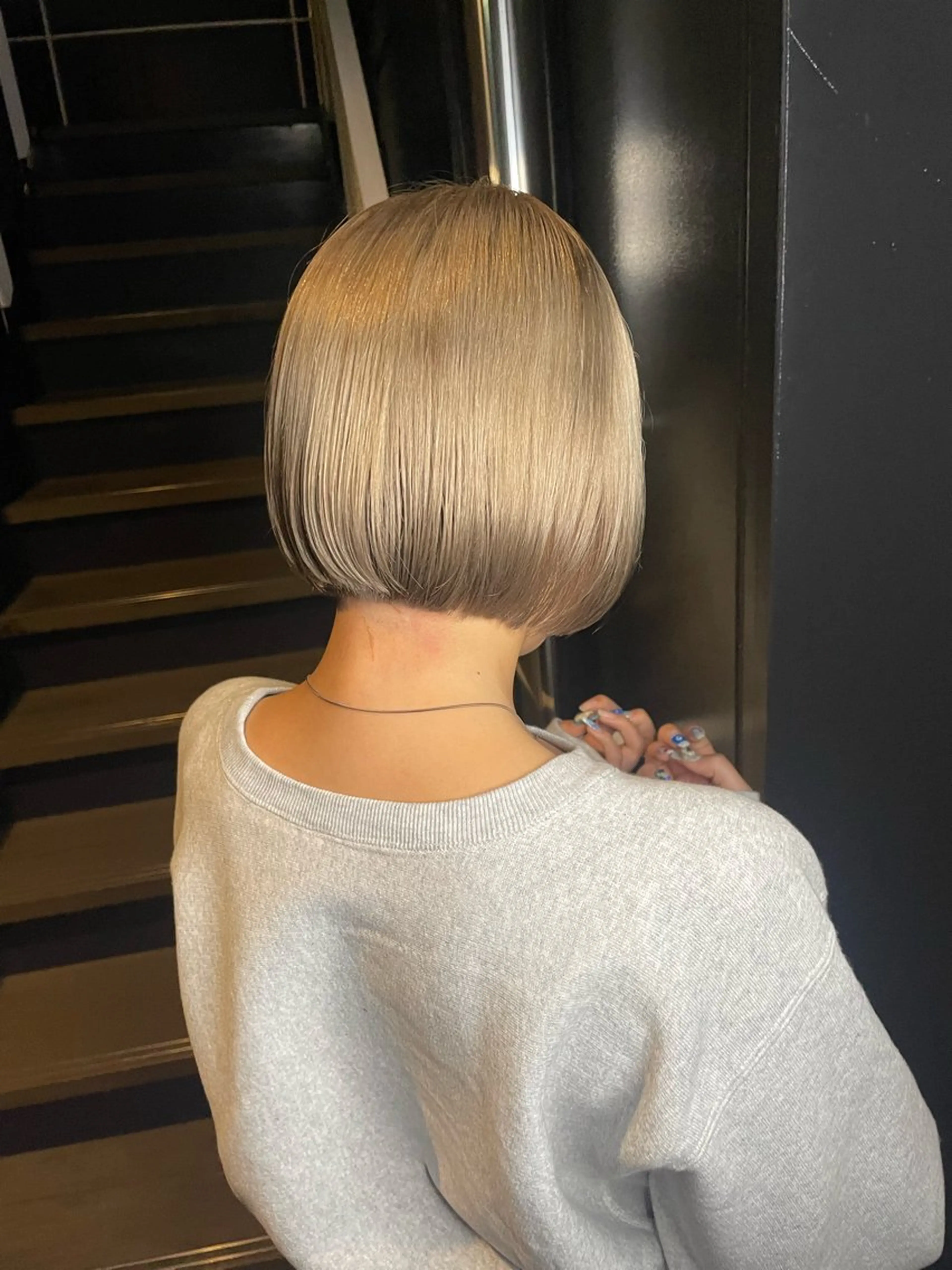 ショート ヘアアレンジ 切りっぱなしボブ ボブ ヘアカラー トリートメント mika｜寒色カラー ｜ブリーチカラーのヘアスタイル