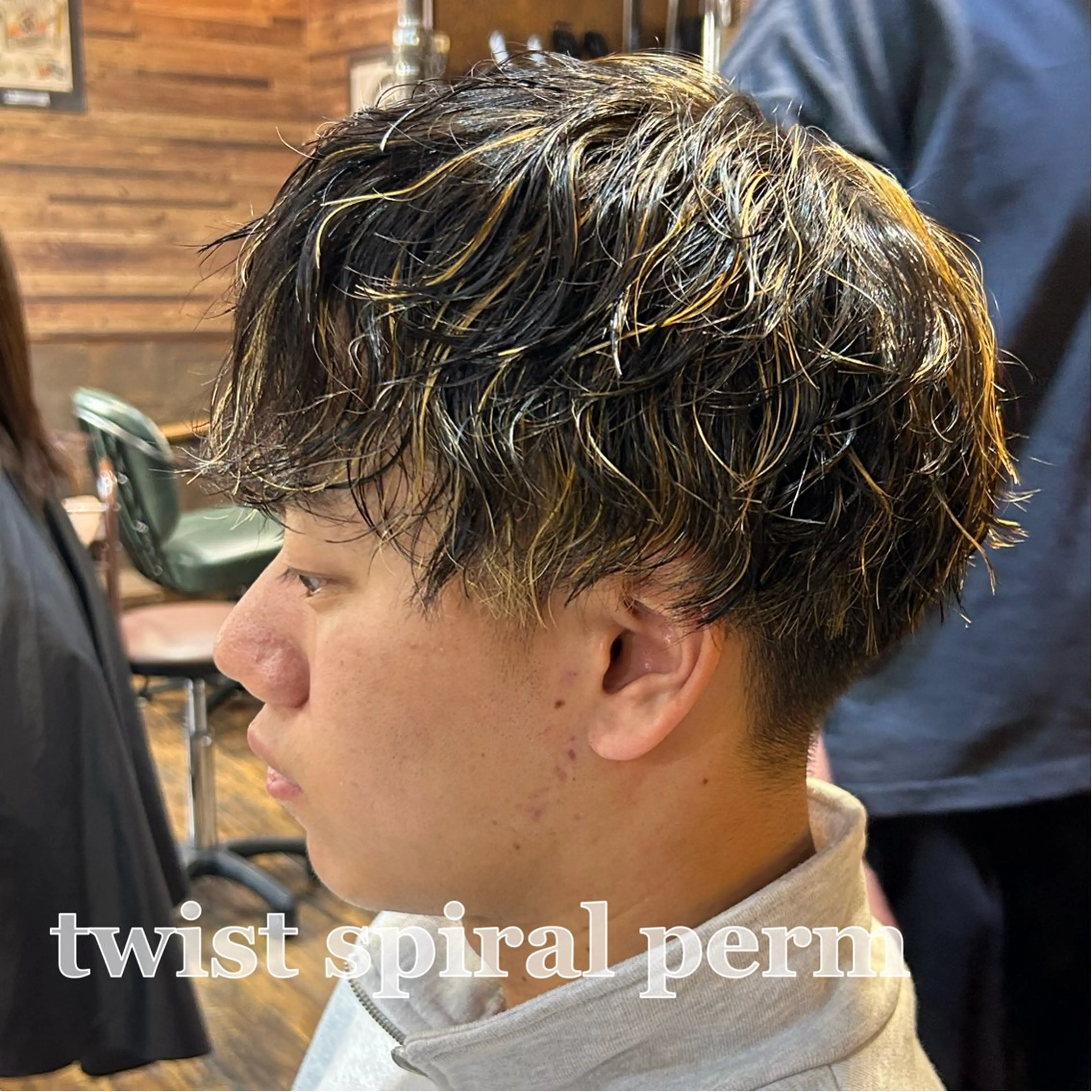 ショート カラー パーマ メンズ メンズハイライト ハイライトカラー ハイライト カット ヘアカラー パーマ トリートメント ツイスパ/メンズ特化 🦋𝑺𝑶𝑵𝑬の眉毛・アイブロウイメージ