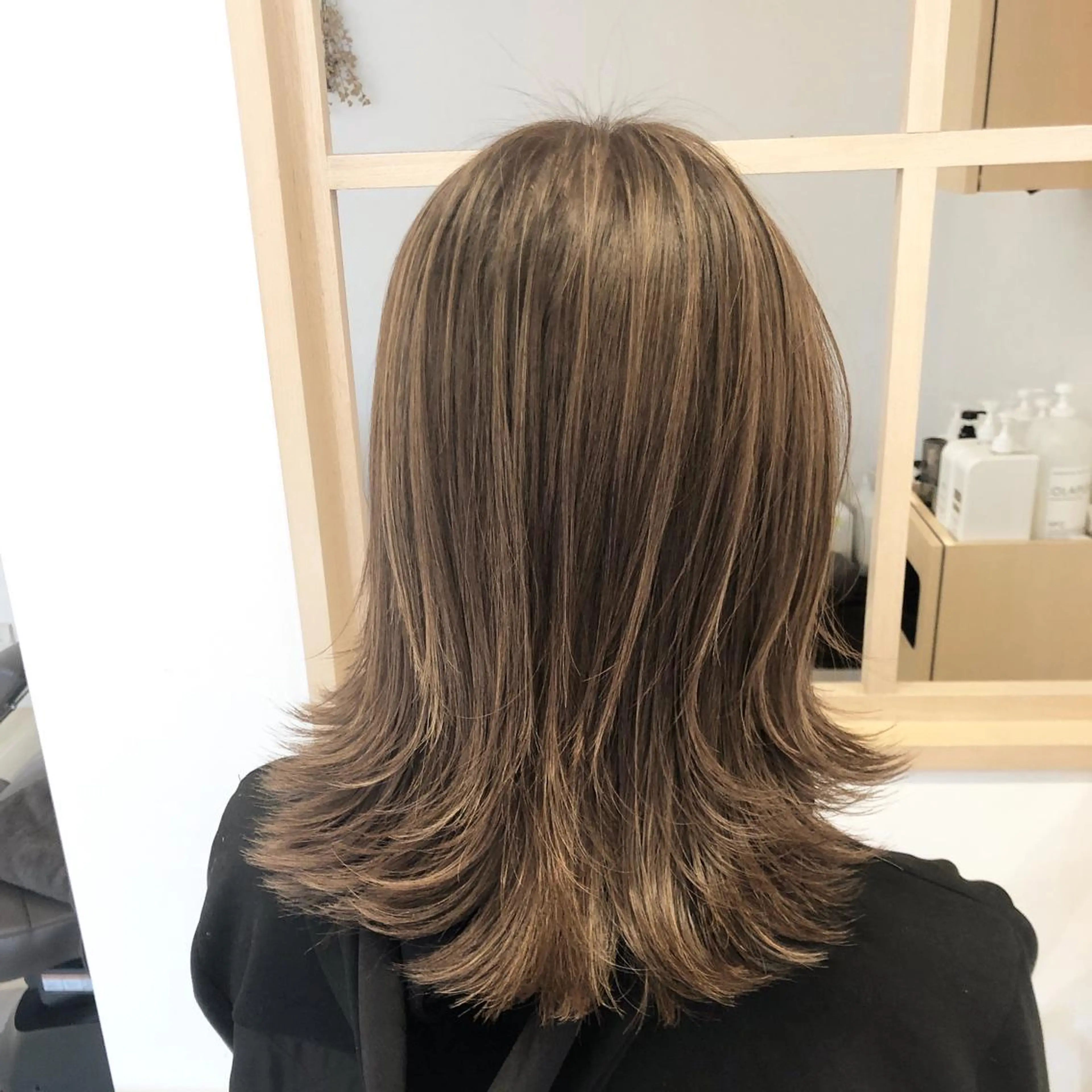 ミディアム カラー パーマ ヘアアレンジ ベージュカラー ブリーチ ハイライトカラー ミルクティーベージュ ハイライト カット ヘアカラー トリートメント 【ツヤ髪美容師】 ツダケイスケのヘアスタイル