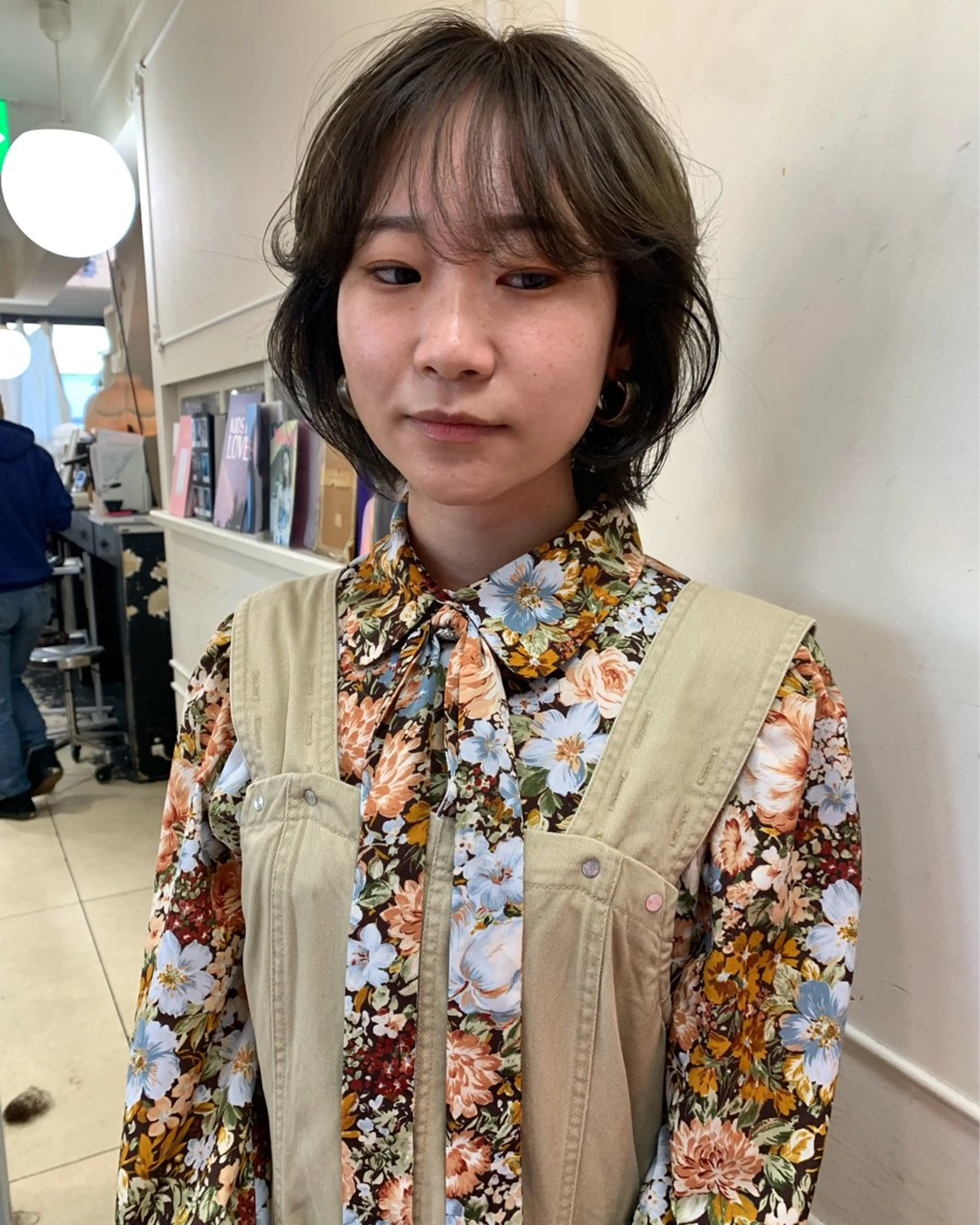 ミディアム カラー 切りっぱなしボブ バレイヤージュ ブリーチ ケアブリーチ デザインカラー ヘアカラー 早川 豪のヘアスタイル