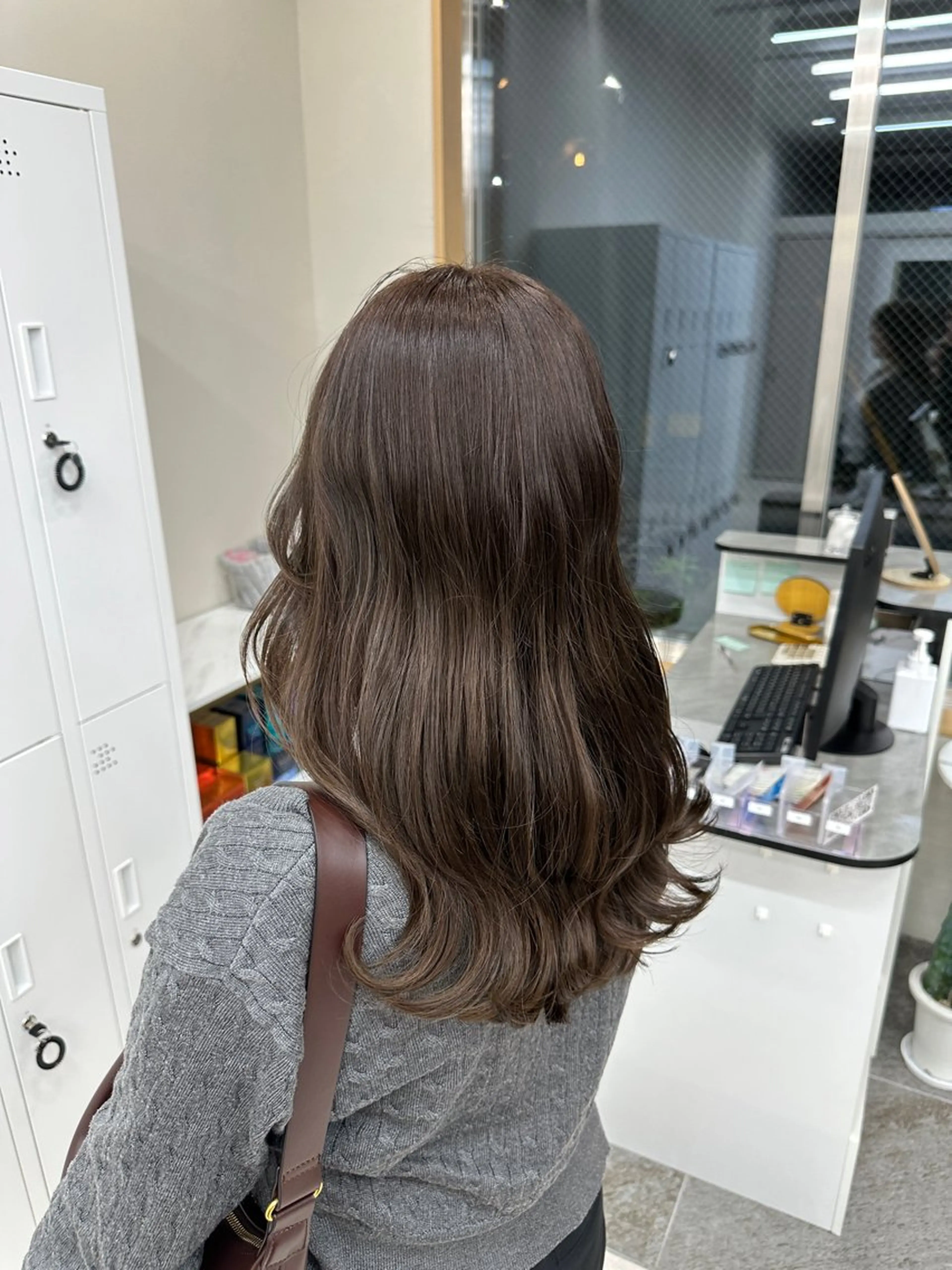 ミディアム カラー ベージュカラー カット ヘアカラー Aura所属・丸山 心 / 艶カラーのヘアスタイル