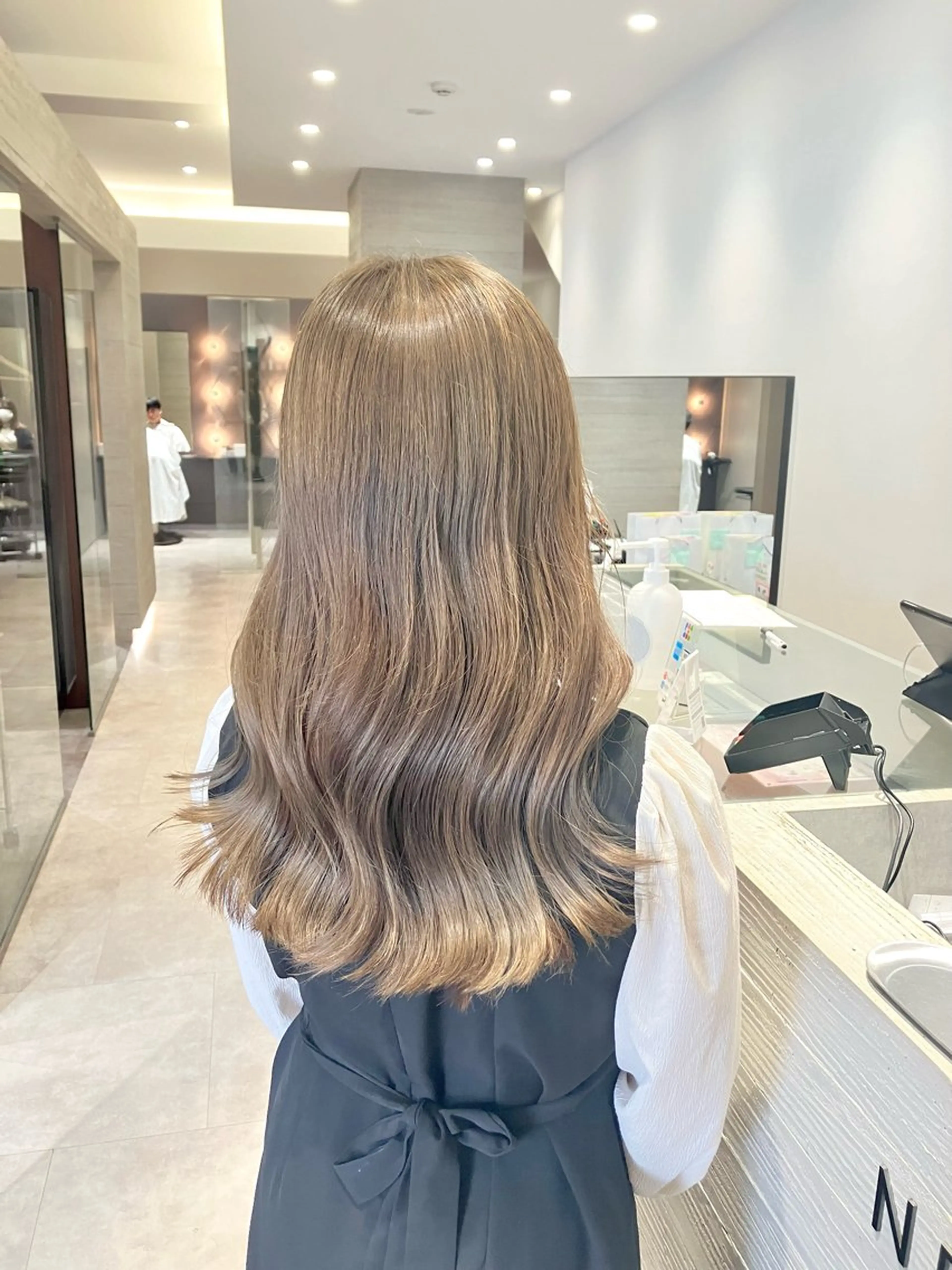 ロング カラー ベージュカラー ブリーチ ケアカラー ヘーゼル ブリーチなしカラー サキ🤍ハイトーン 🩰くびれ巻きヘアのヘアスタイル