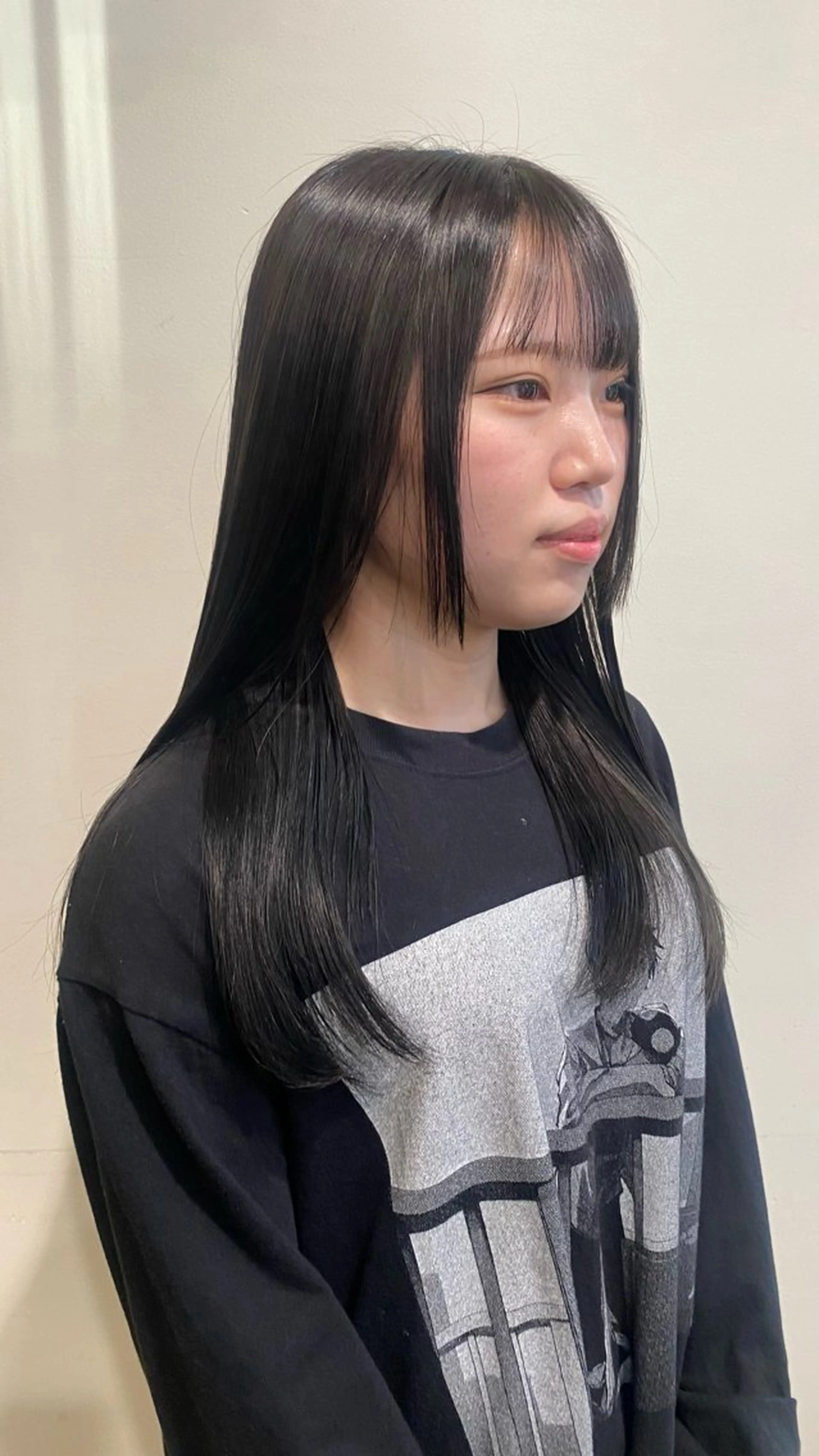 ロング カラー 磯谷 朋のヘアスタイル