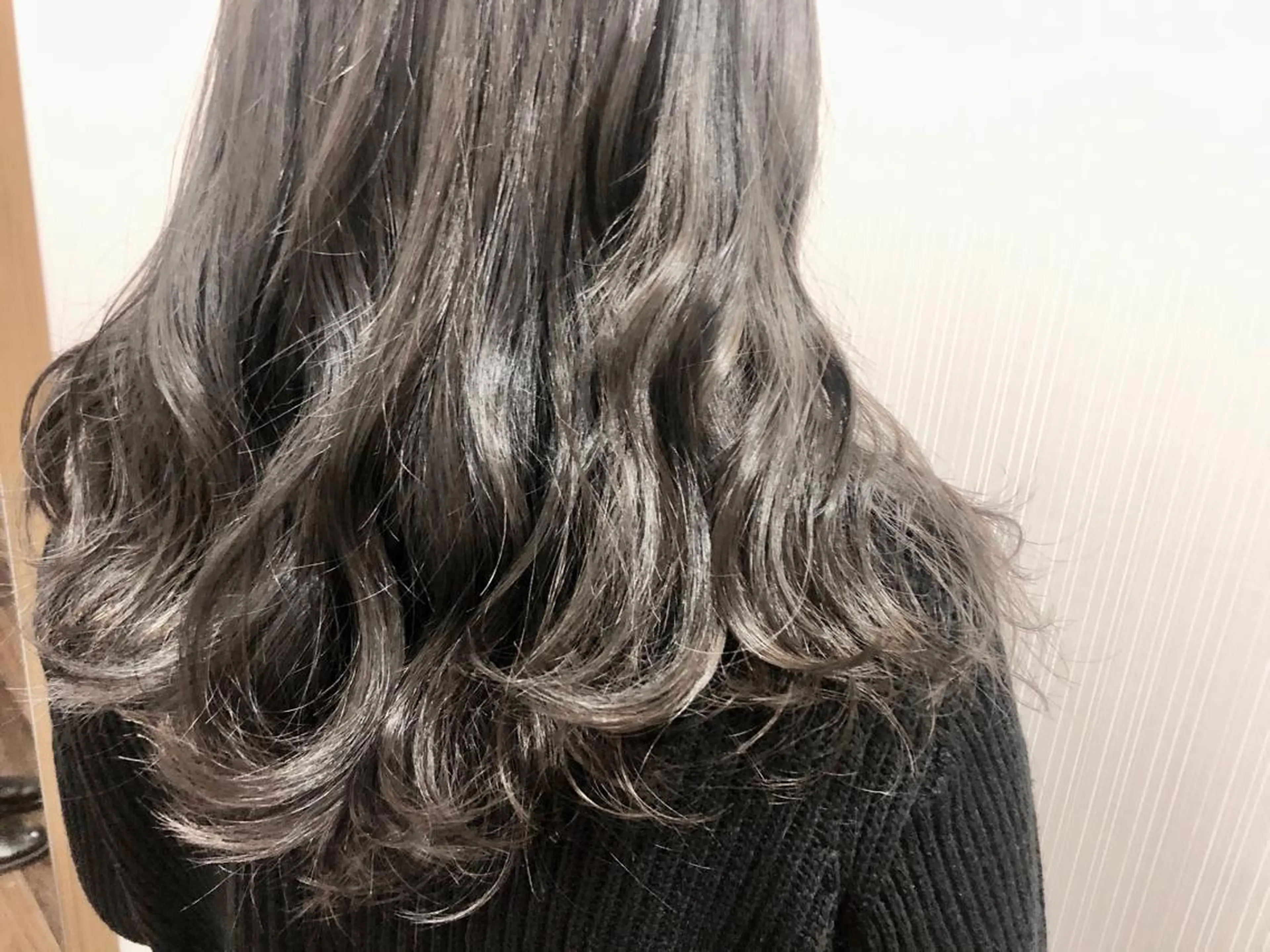 ロング カラー ダークグレー 新井 友菜のヘアスタイル