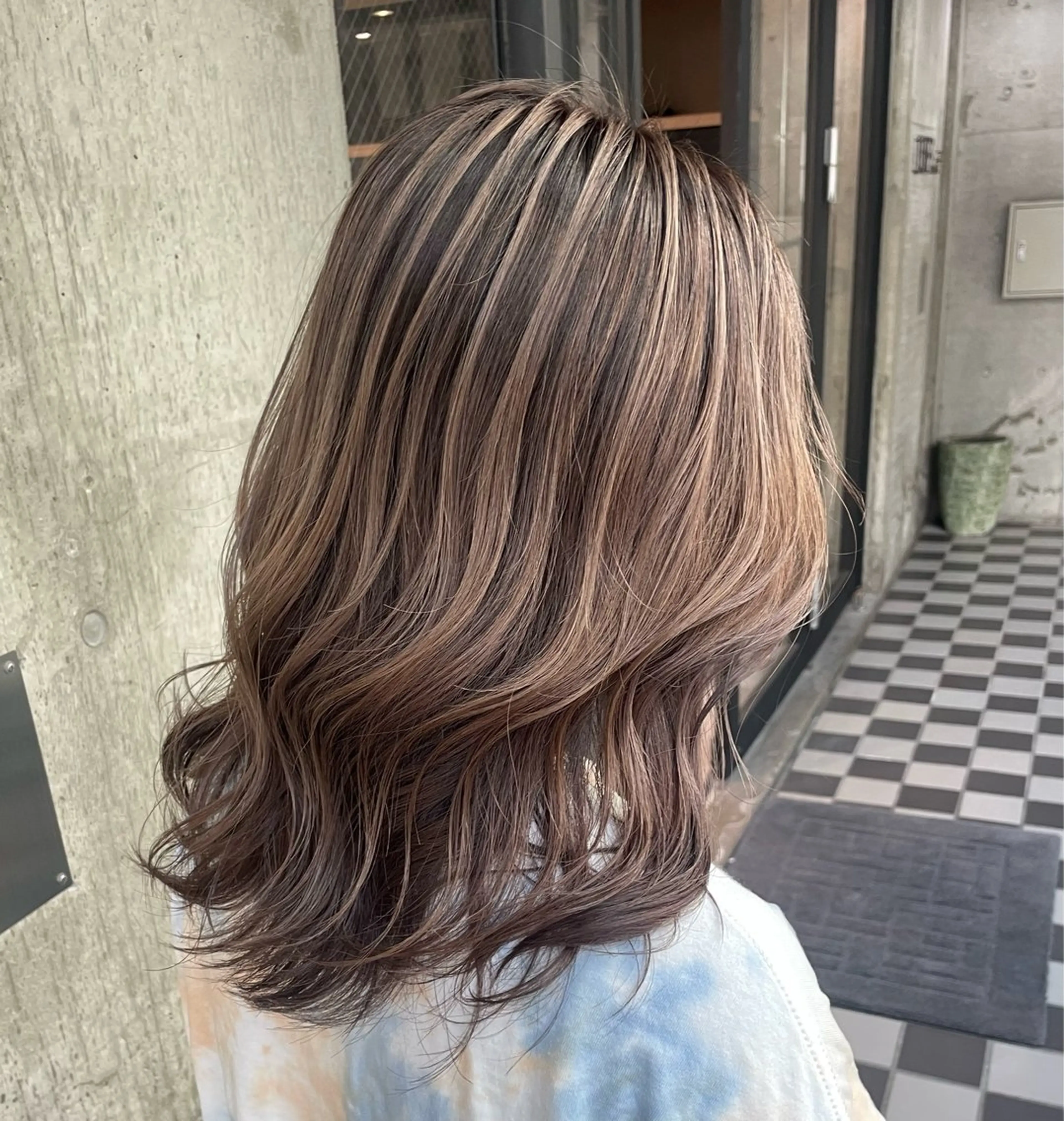 セミロング レイヤーカット 🫧ハイライトカラー 🫧 𝓜𝓘𝓤のヘアスタイル