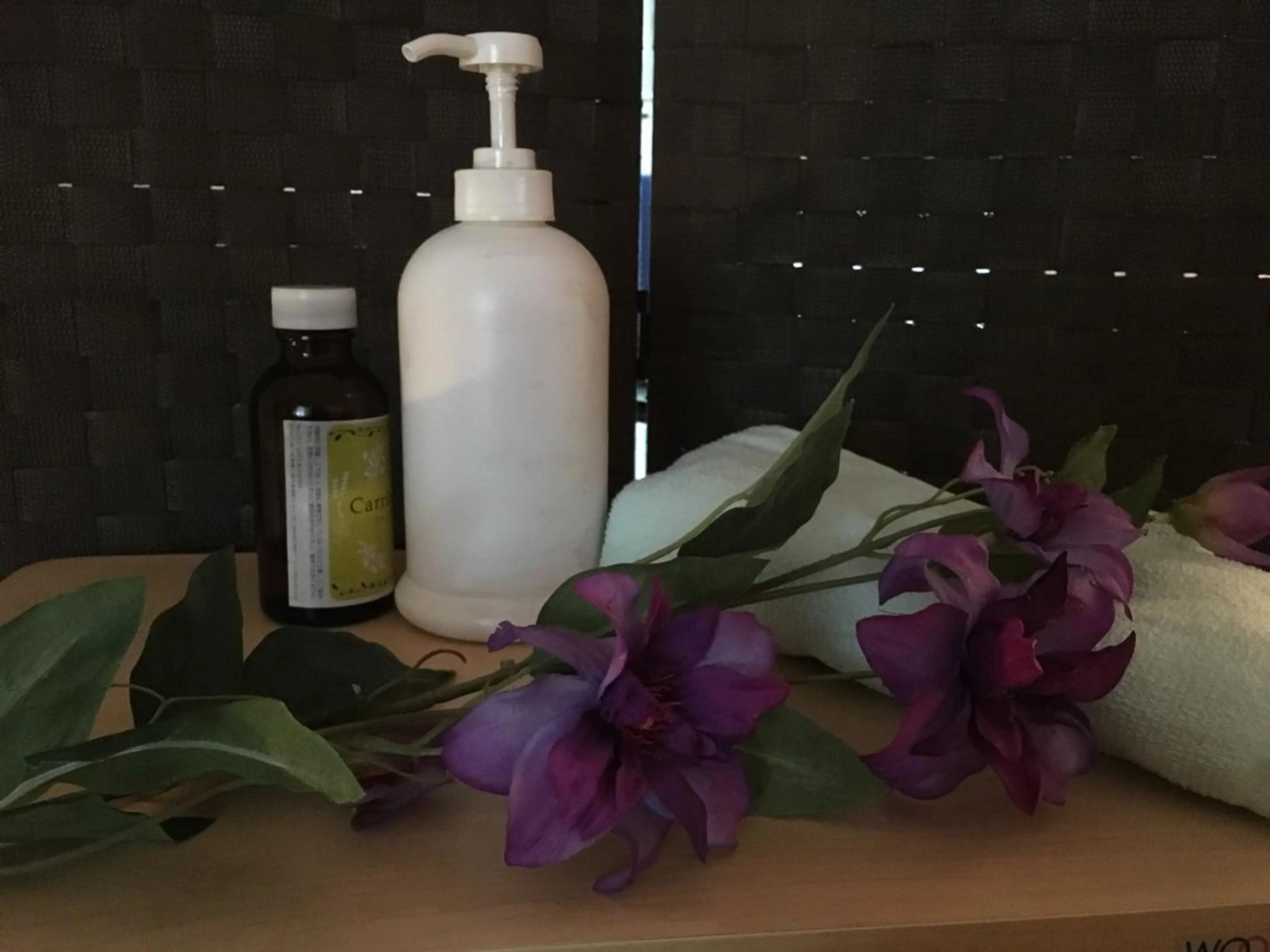 ロング カラー パーマ ヘアアレンジ メンズ キッズ ネイル マツエク・マツパ ホワイト 強圧オールハンド痩身&黄土よもぎ蒸しプライベートサロンClematis池袋所属・強圧オールハンド痩身 片野のエステ・リラクイメージ