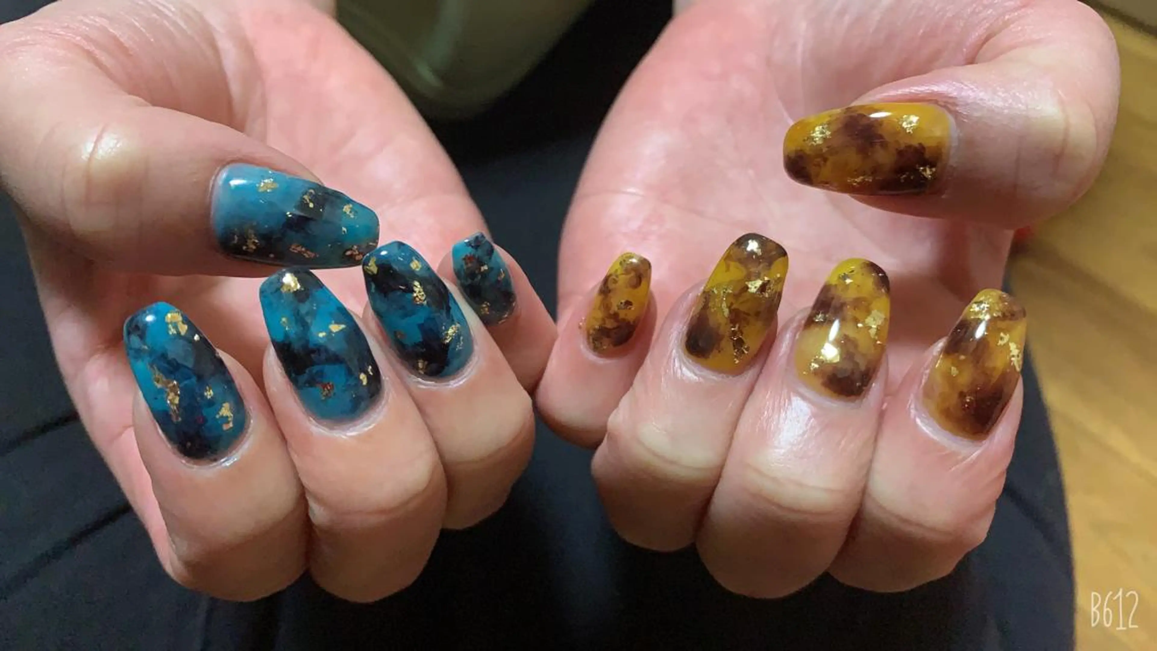 ネイル べっ甲ネイル ブルー ブラウン ハンドネイル ManiNail所属・Mani Nailsのネイルデザイン