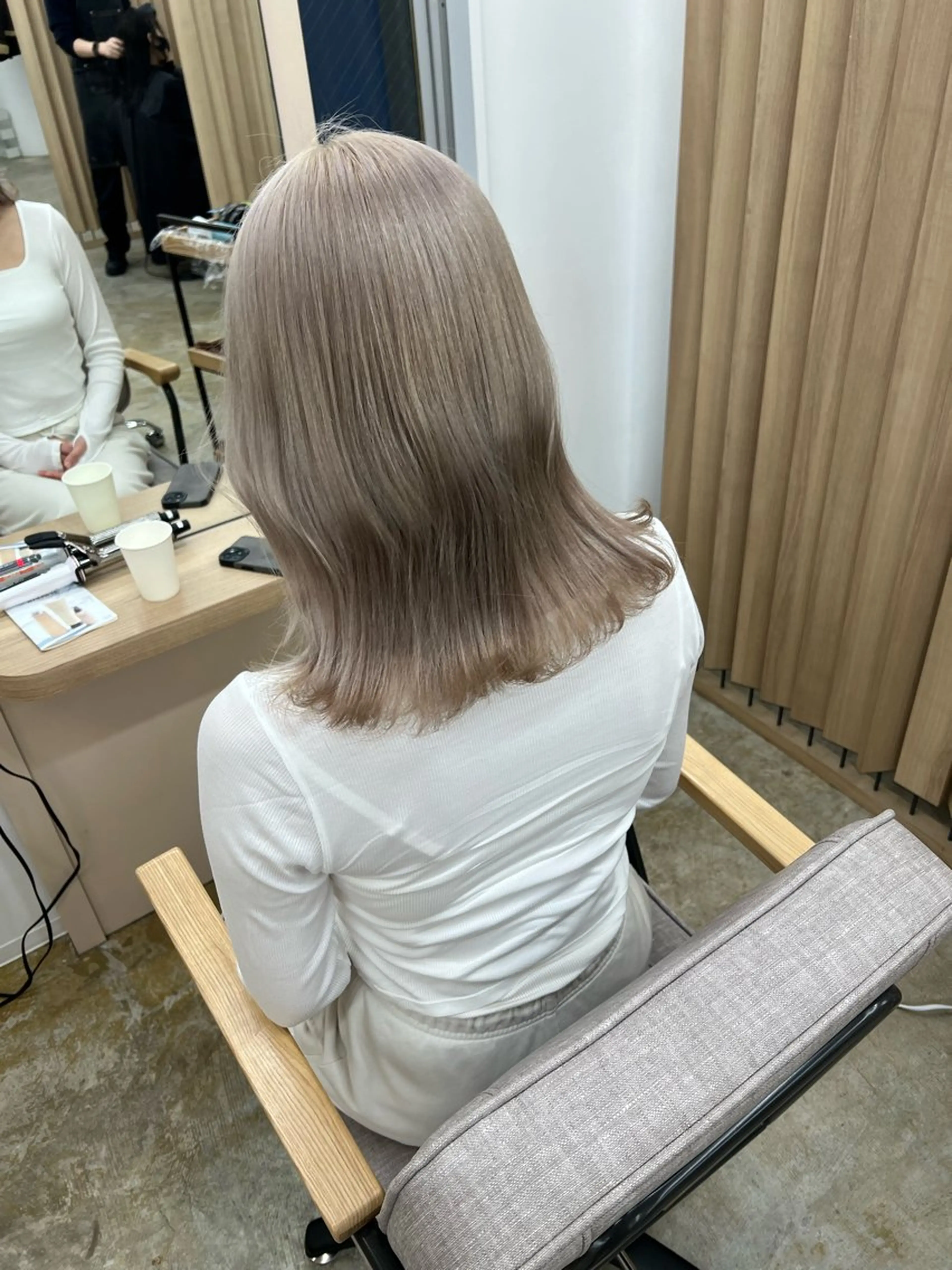 セミロング カラー ベージュカラー ブリーチ ケアブリーチ デザインカラー ダブルカラー ヘアカラー SOYONなんば店 ／韓国風のヘアスタイル