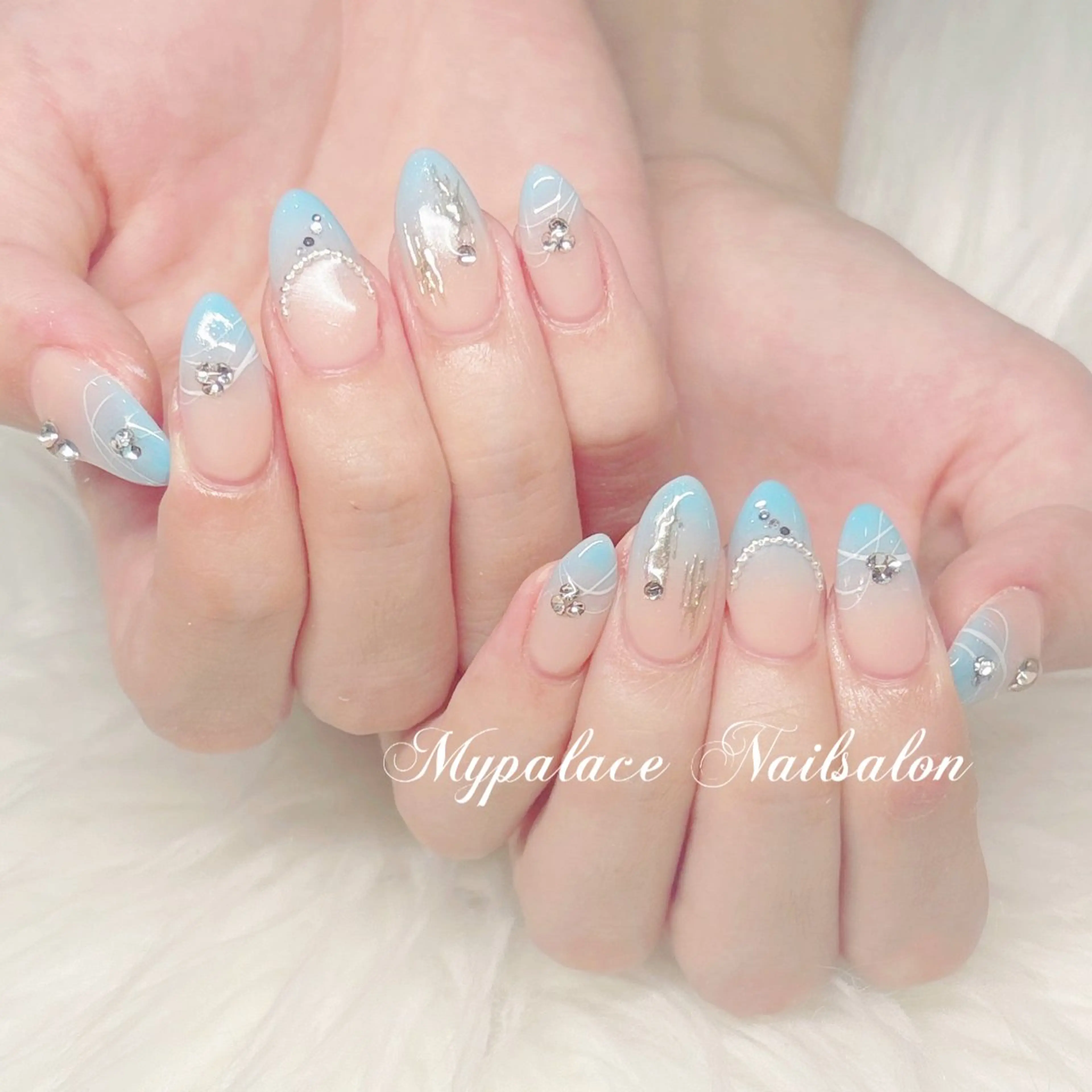 ネイル グラデーション キラキラネイル 水色 ハンドネイル Yuis Nailスカルプ専門のネイルデザイン