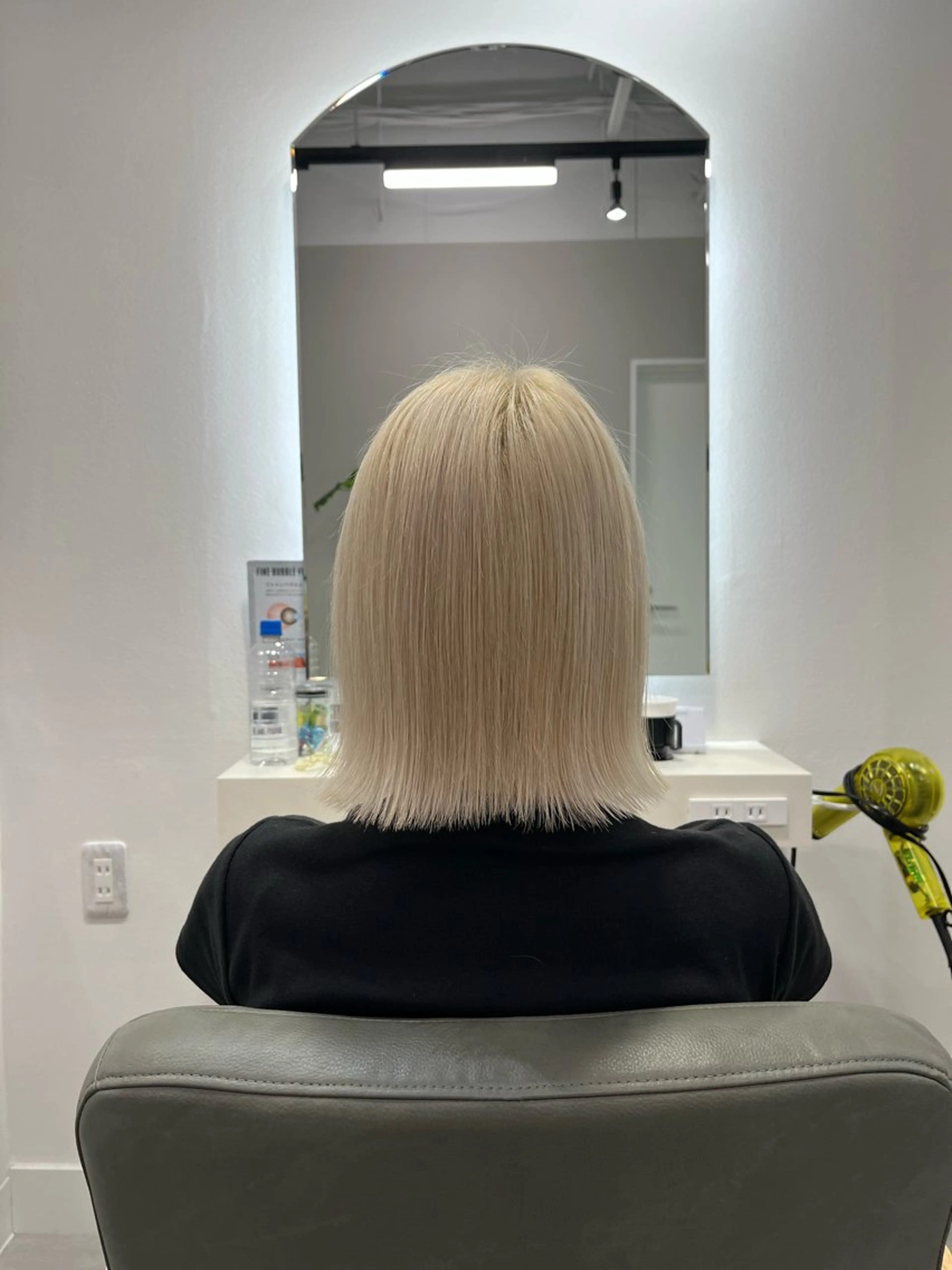 ショート カラー ハイトーンカラー ボブ 外ハネヘア ヘアカラー トリートメント YURA【ブリーチ/ 艶髪/上福岡】のヘアスタイル