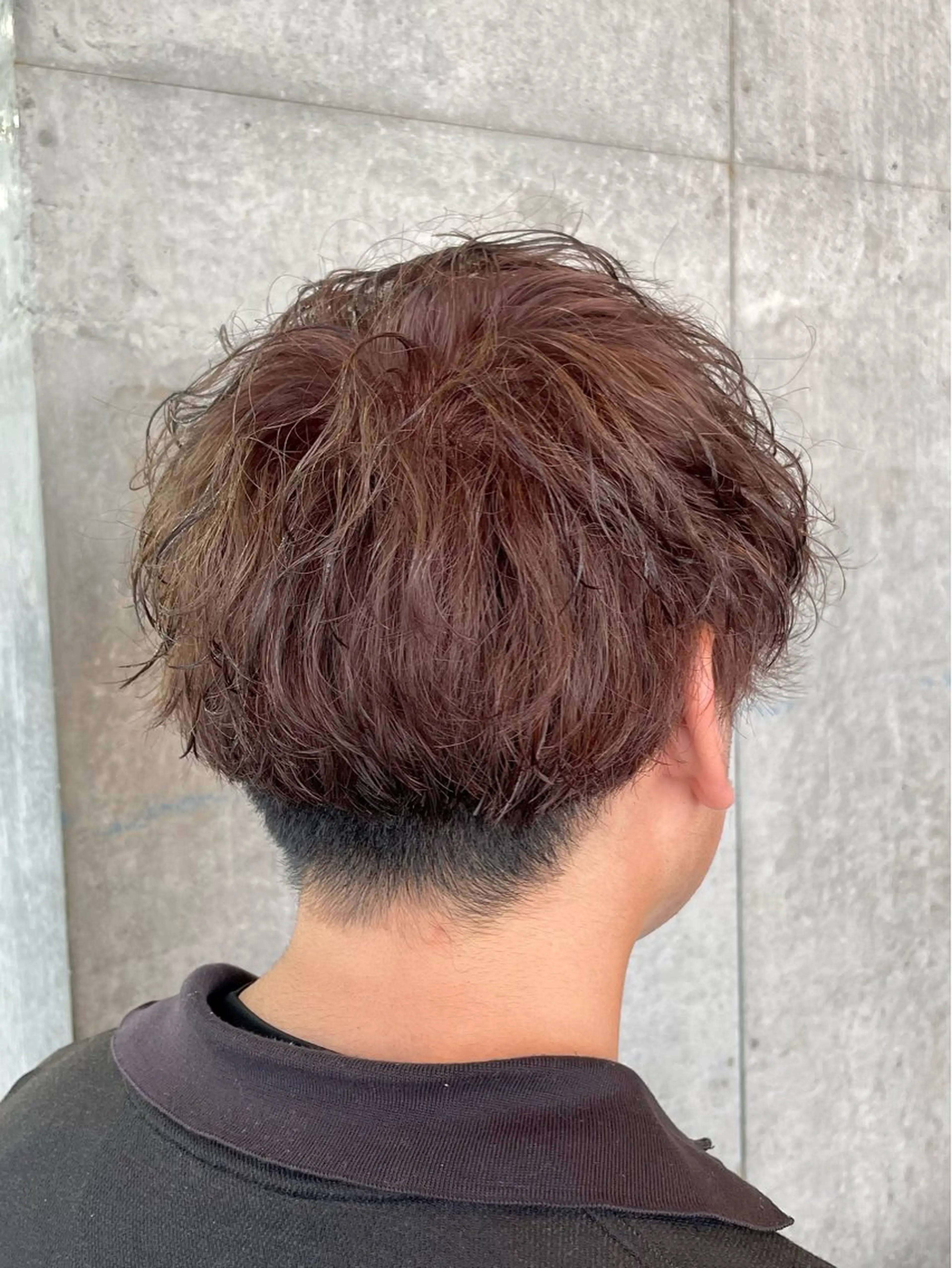 カラー パーマ メンズ メンズブリーチ メンズパーマ 波巻きパーマ ブリーチ ブラウンカラー カット ヘアカラー メンズスタイル / 宮澤蓮のヘアスタイル