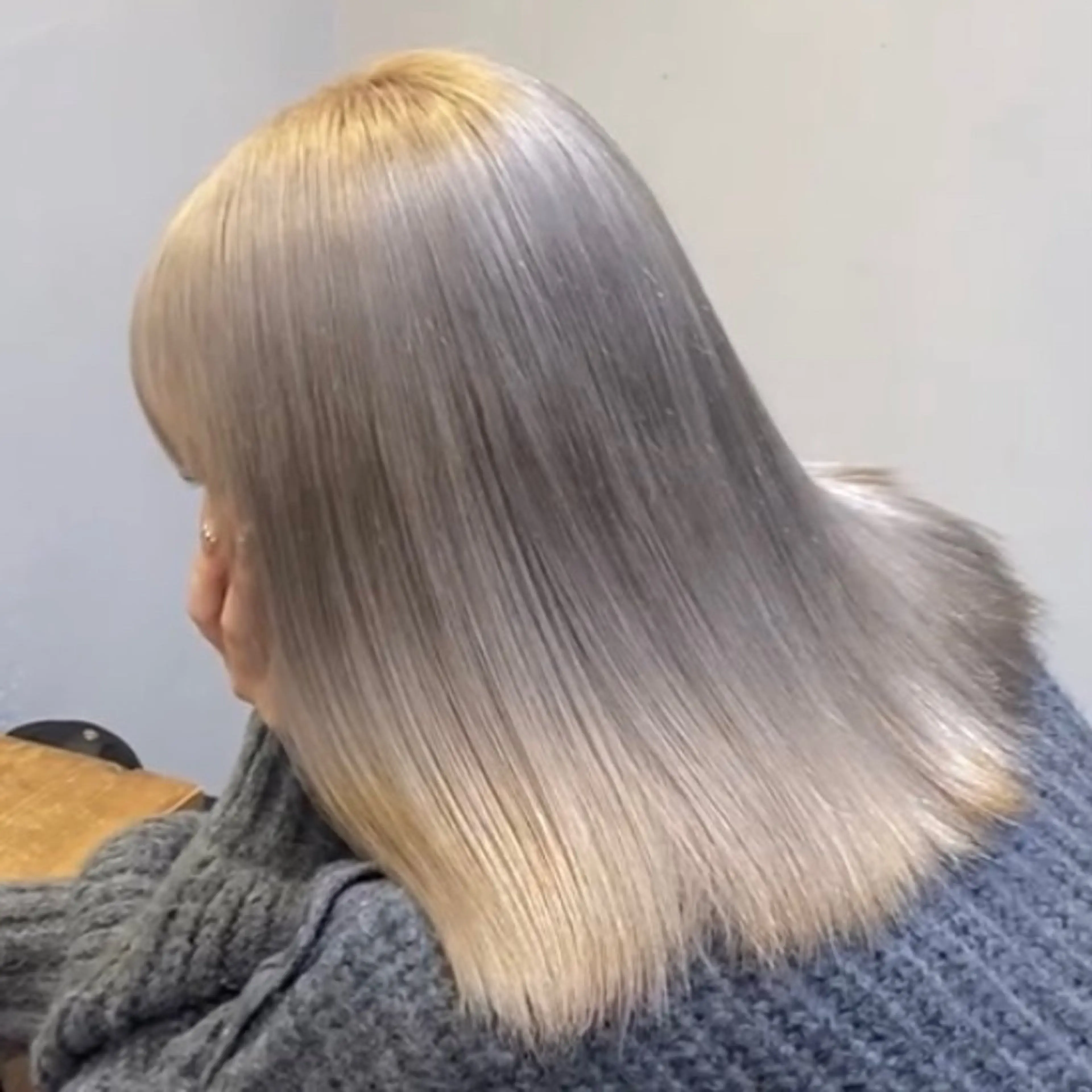 セミロング カラー ブリーチ ヘアカラー トリートメント ハイトーンカラー 特化型美容師TAKEのヘアスタイル