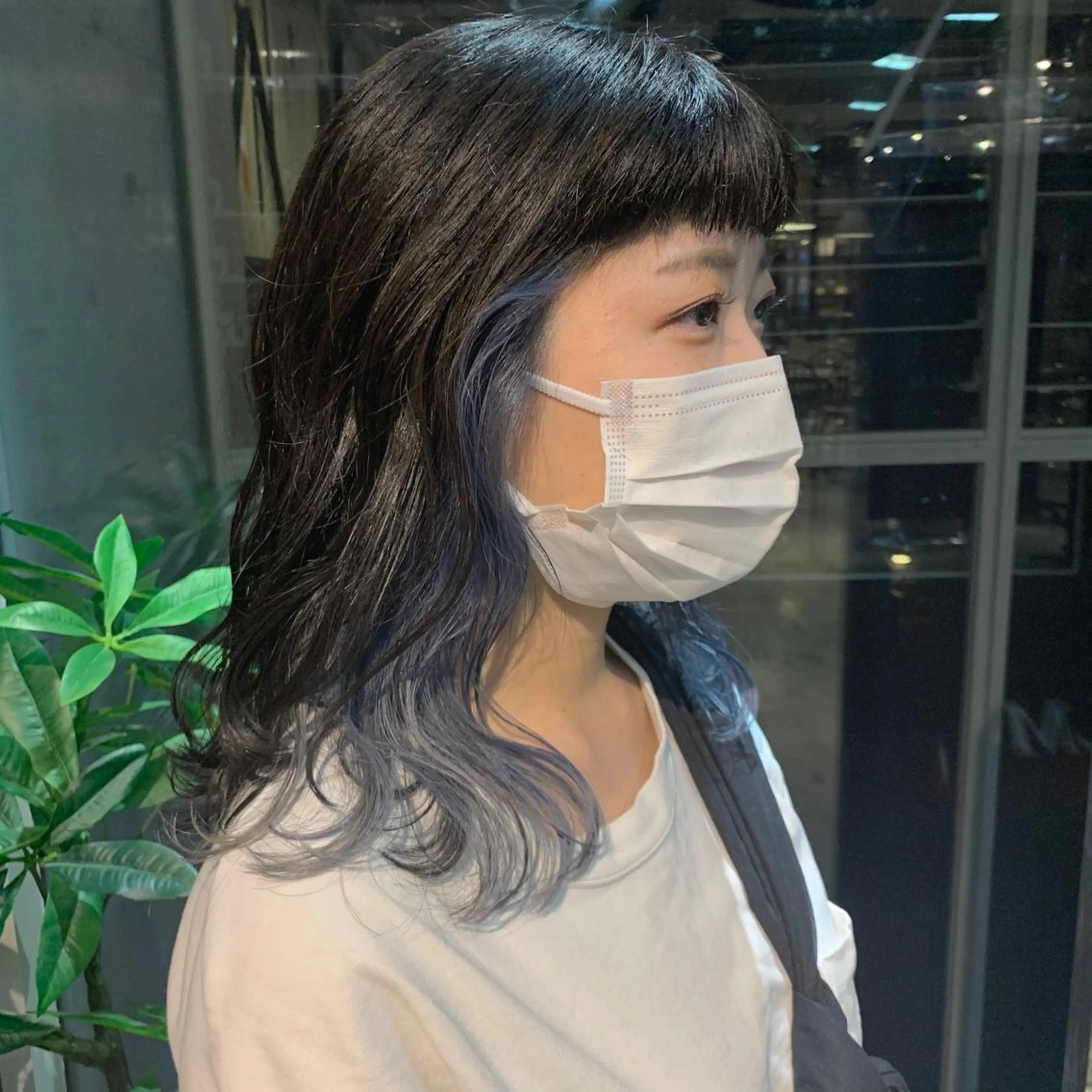 セミロング カラー ブルーカラー インナーカラー シルバー SALOWIN表参道店所属・マンツーマン×半個室 まちだきょうすけのヘアスタイル