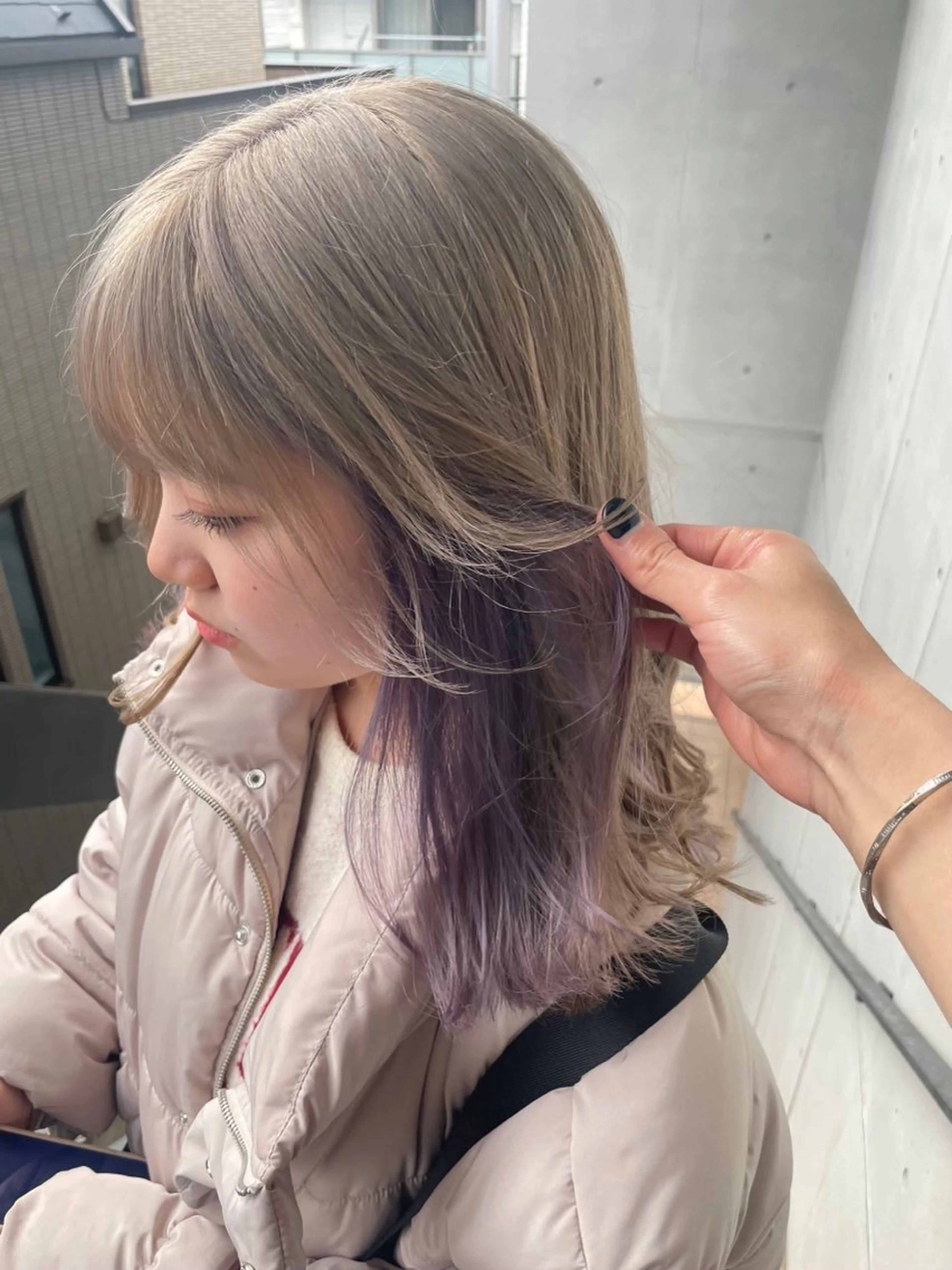 ミディアム カラー レイヤーカット× ハイトーン👾はちすのヘアスタイル