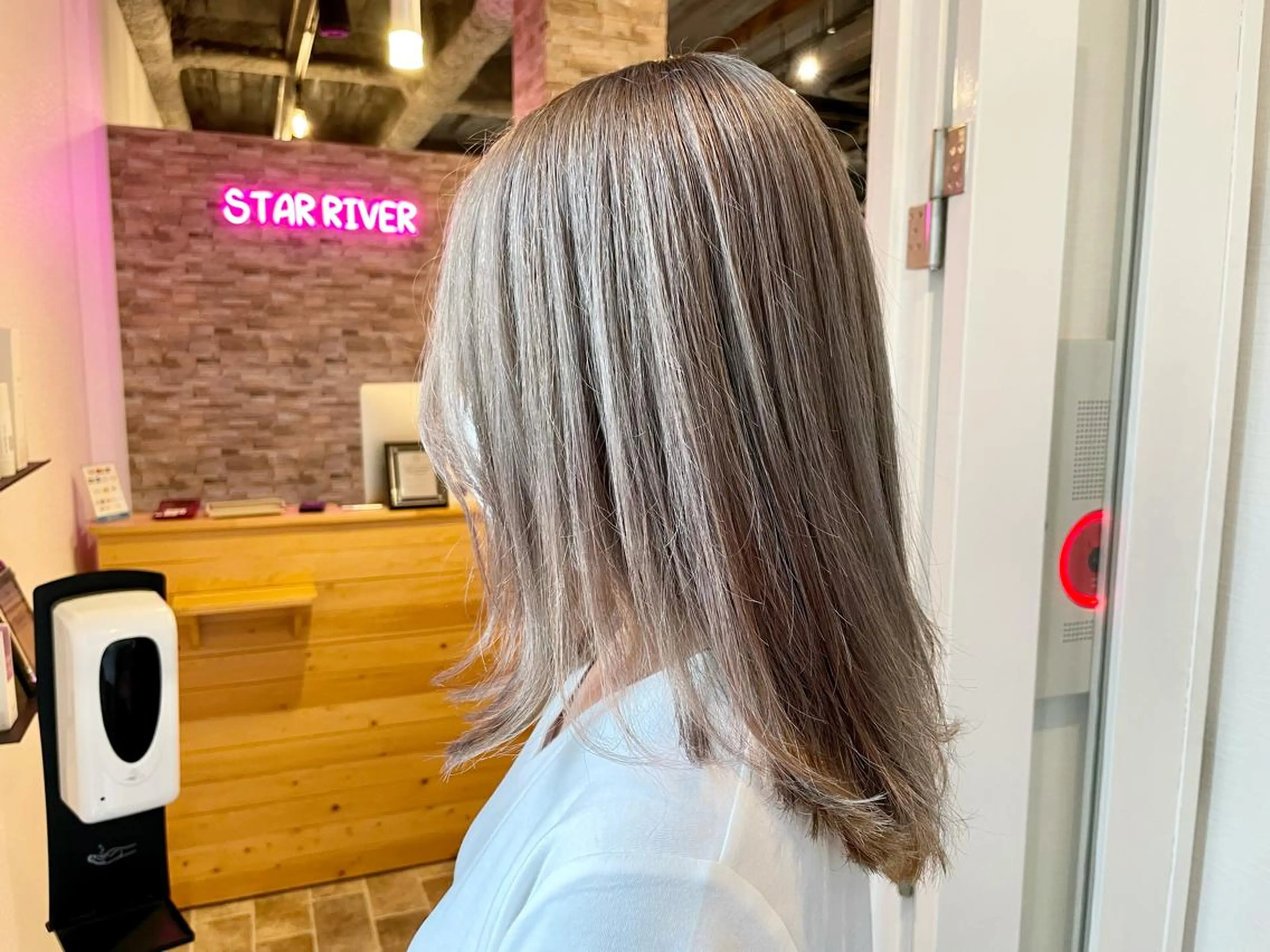 セミロング SALOWIN心斎橋Suite店所属・ブリーチ毛にもできる 縮毛矯正|鷹司郎のヘアスタイル