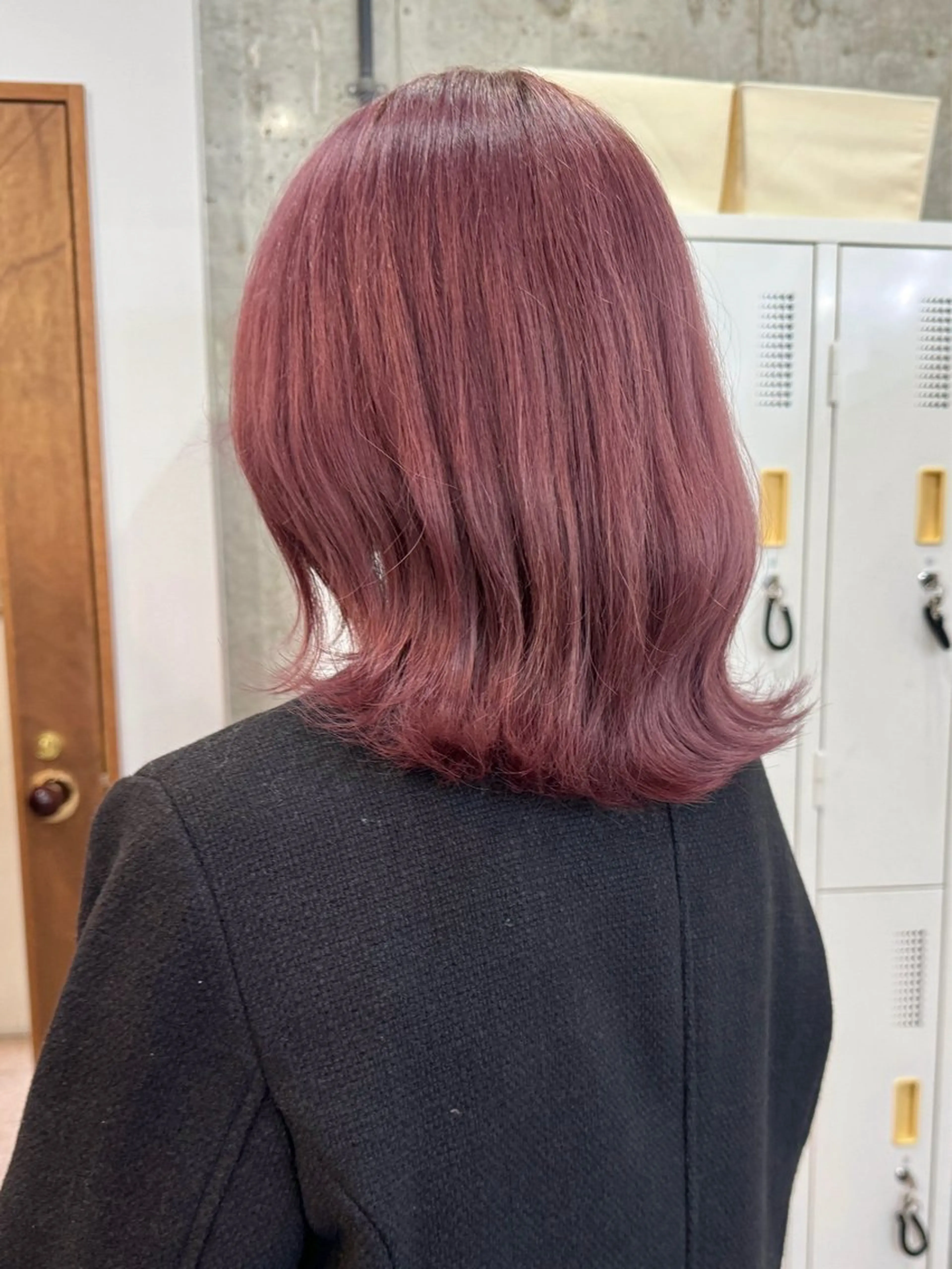 ミディアム カラー ラベンダーカラー ピンクカラー ピンクラベンダー ヘアカラー トリートメント 切りっぱなしボブ/ ブリーチカラー/大塚のヘアスタイル