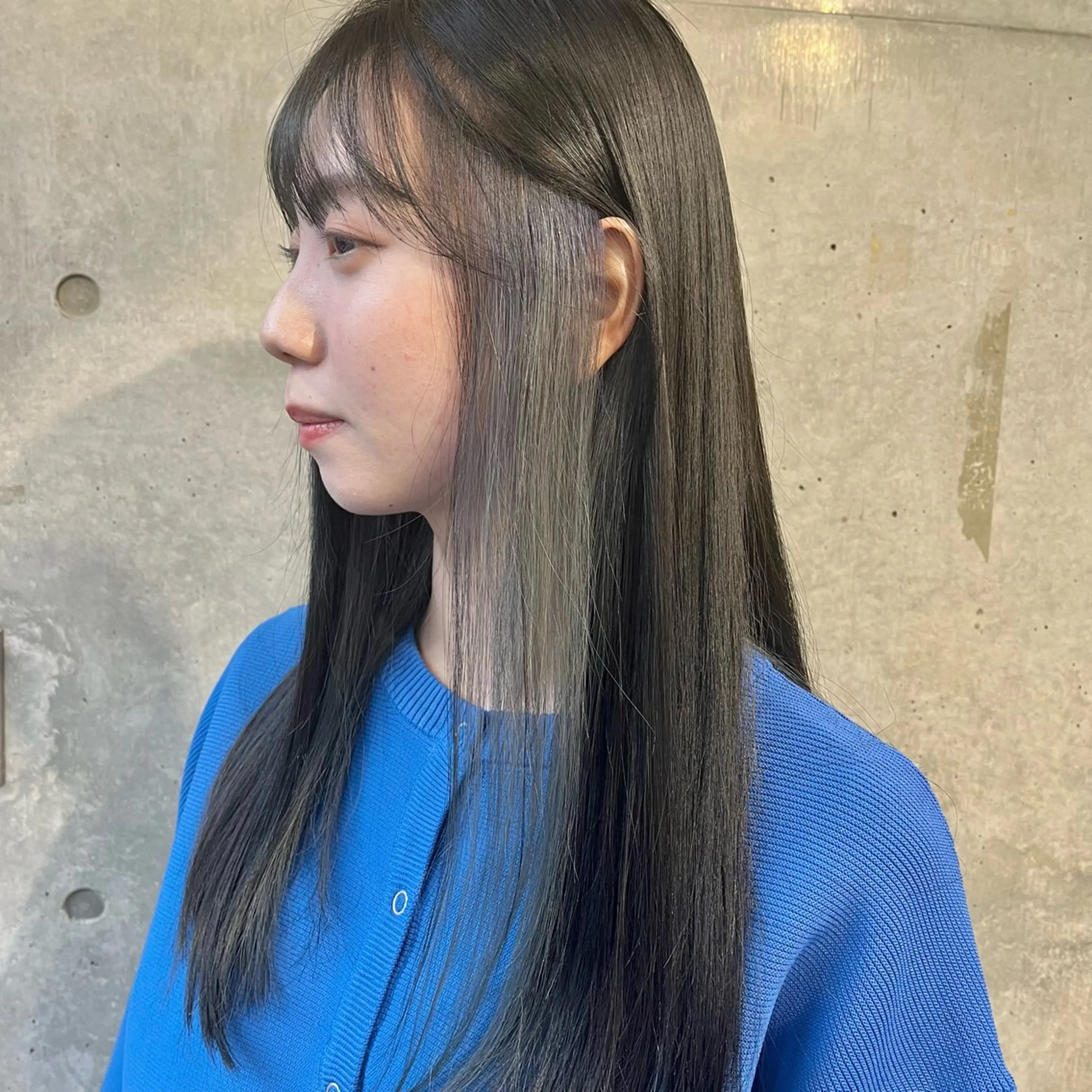 ロング カラー 黒髪 ブリーチ ブルーカラー ブルーブラック ケアブリーチ ヘアカラー 藤澤 夏実/インナーカラーのヘアスタイル
