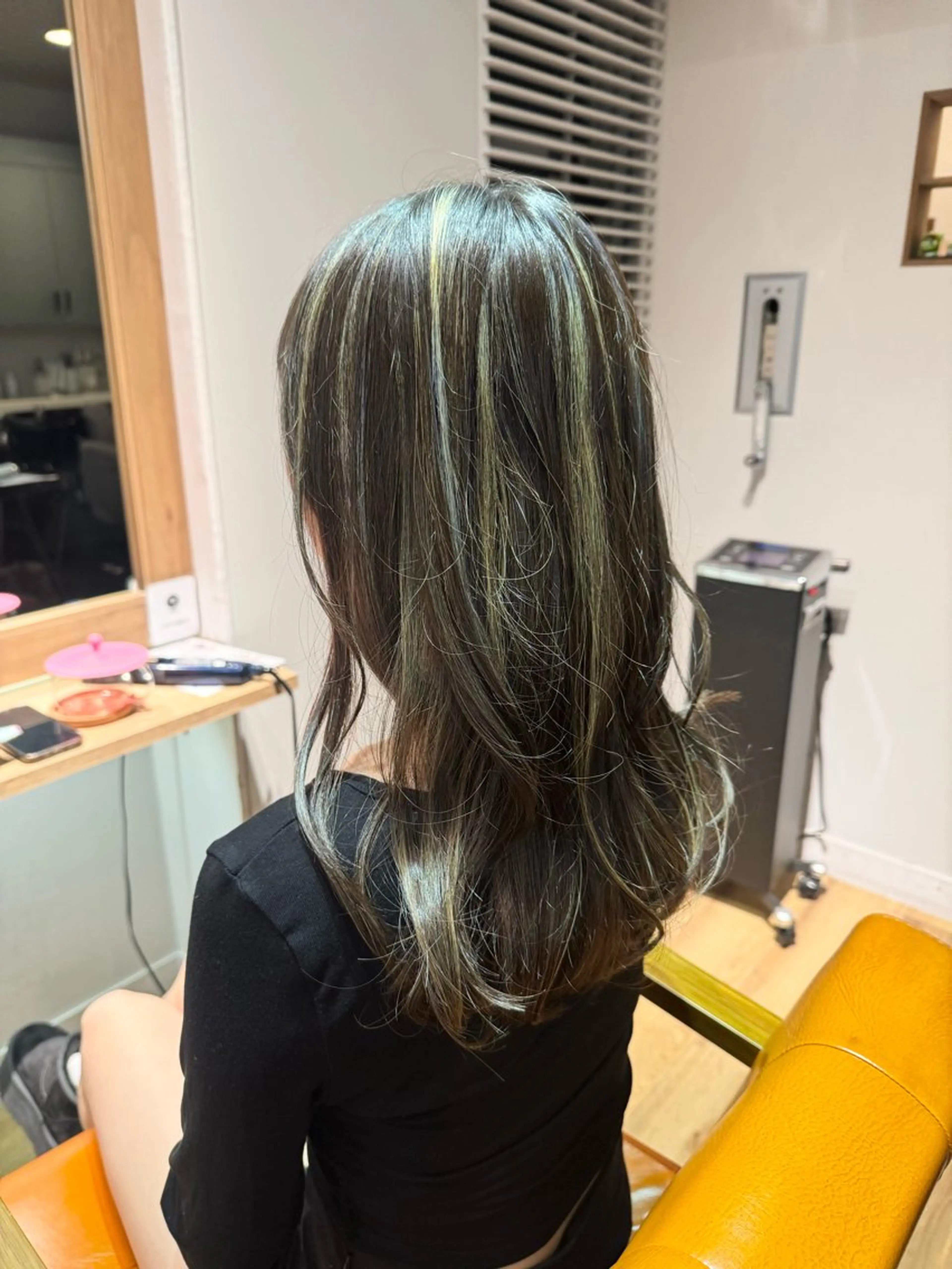 ロング カラー アッシュ アッシュグレー ハイライトカラー ハイライト ヘアカラー トリートメント ツキダテ ユイのヘアスタイル