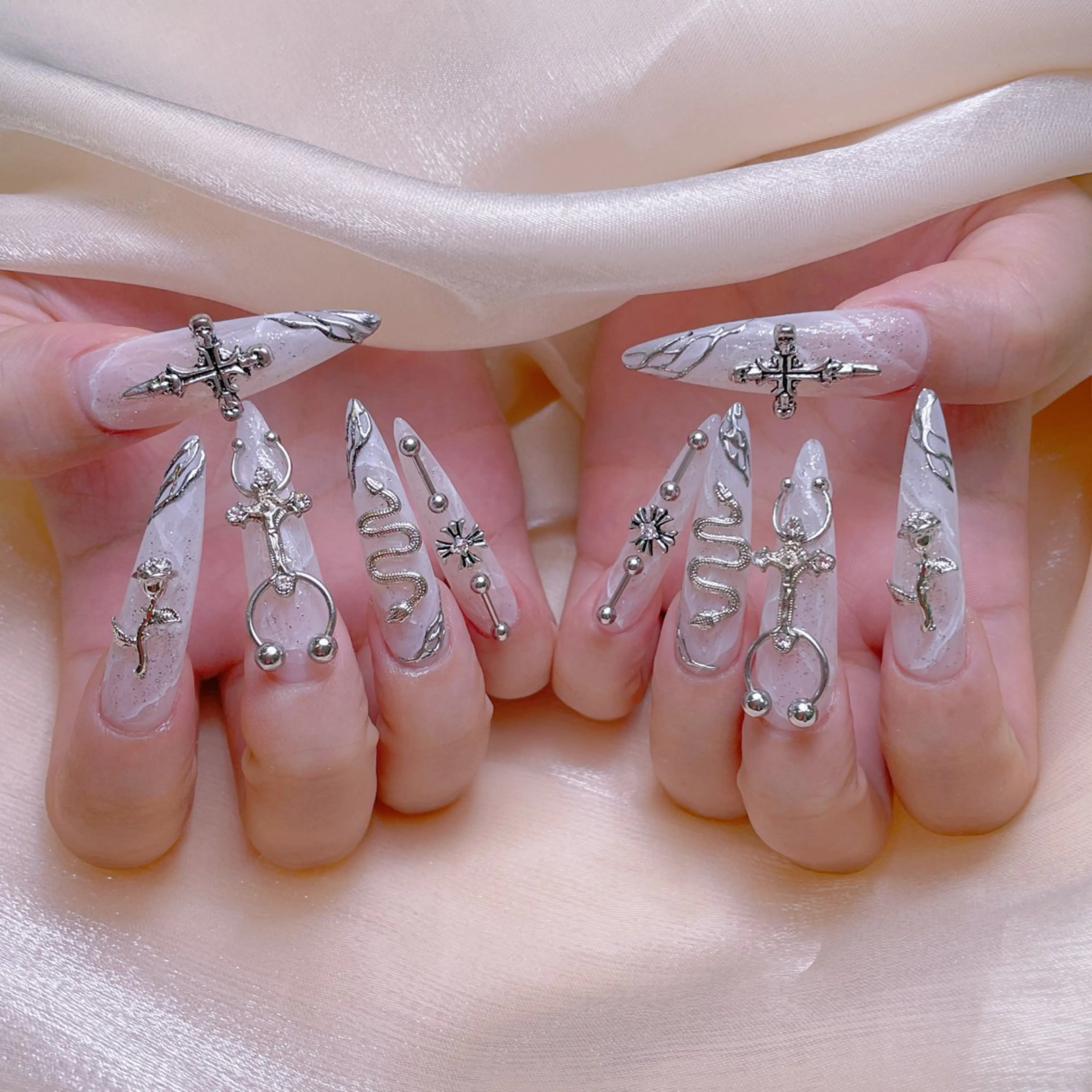 ネイル チークネイル ガーリー キラキラネイル 韓国ネイル スカルプネイル ハンドネイル NailPrincess所属・princess スカルプ専門店のネイルデザイン