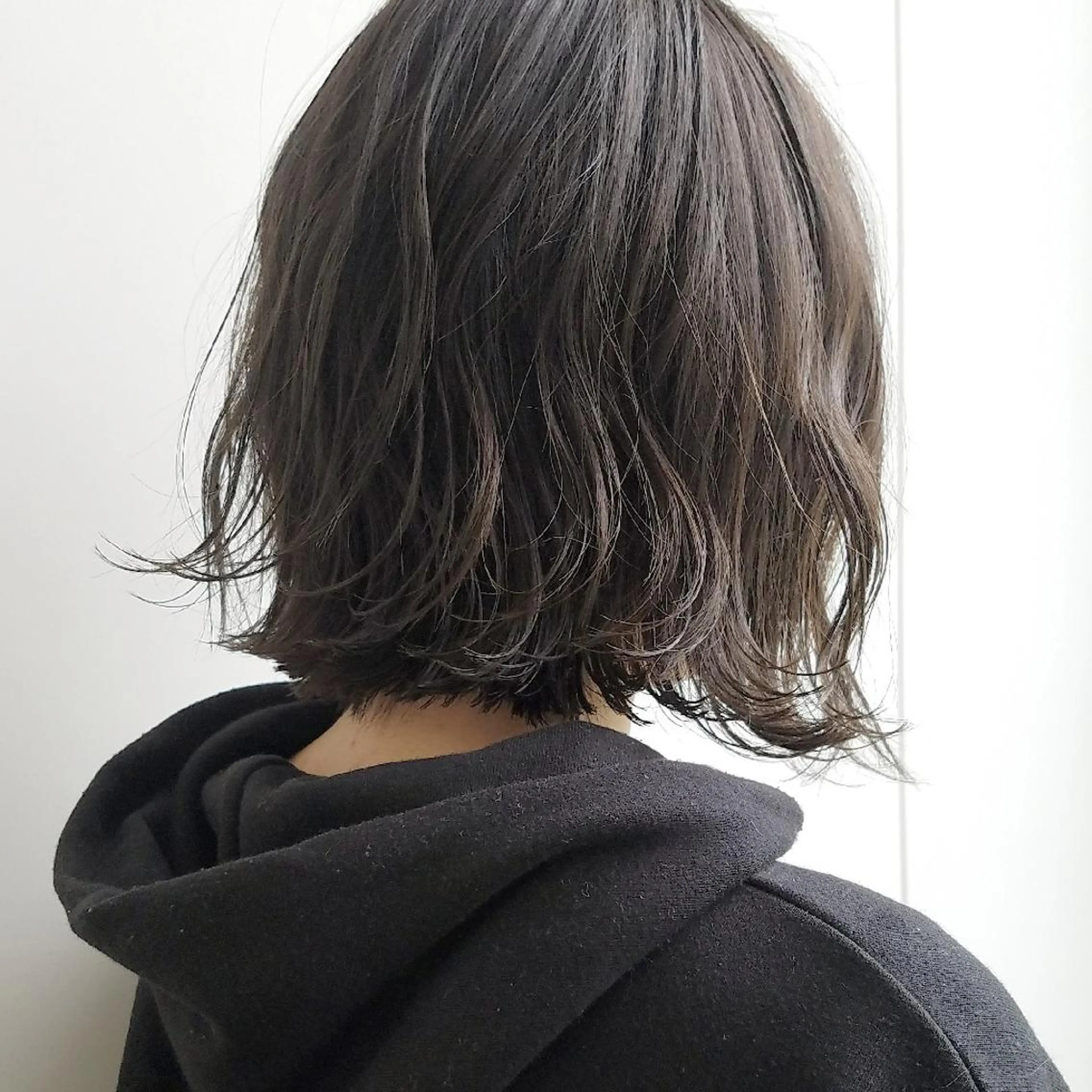 ショート カラー ネイル グレージュ 赤色 春ネイル iplus✴ まつげ、眉毛、耳つぼのマツエク・マツパデザイン