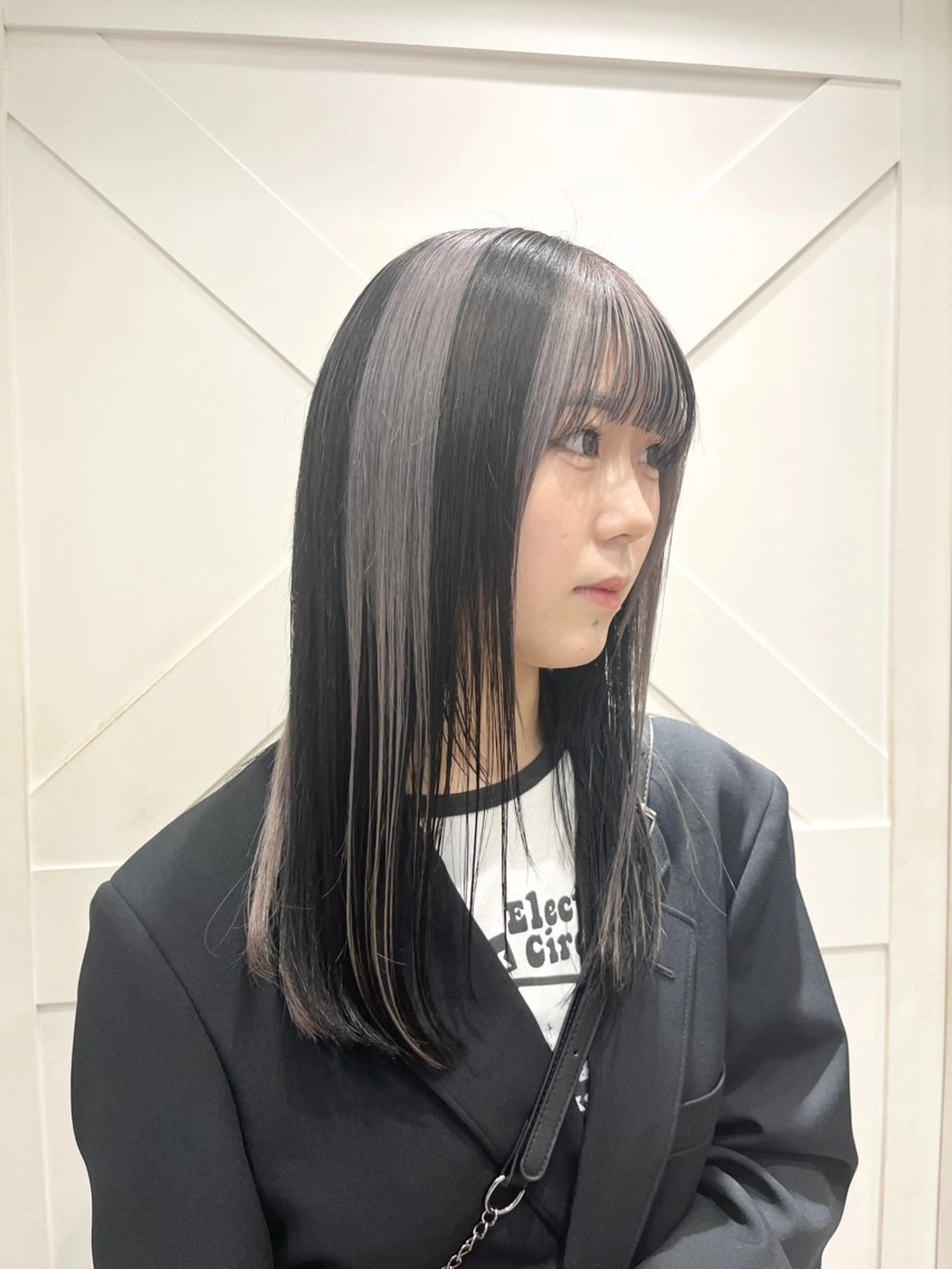 セミロング カラー ブリーチ デザインカラー ハイトーンカラー ヘアカラー トリートメント ブロンドケアブリーチ カラーシールエクステのヘアスタイル