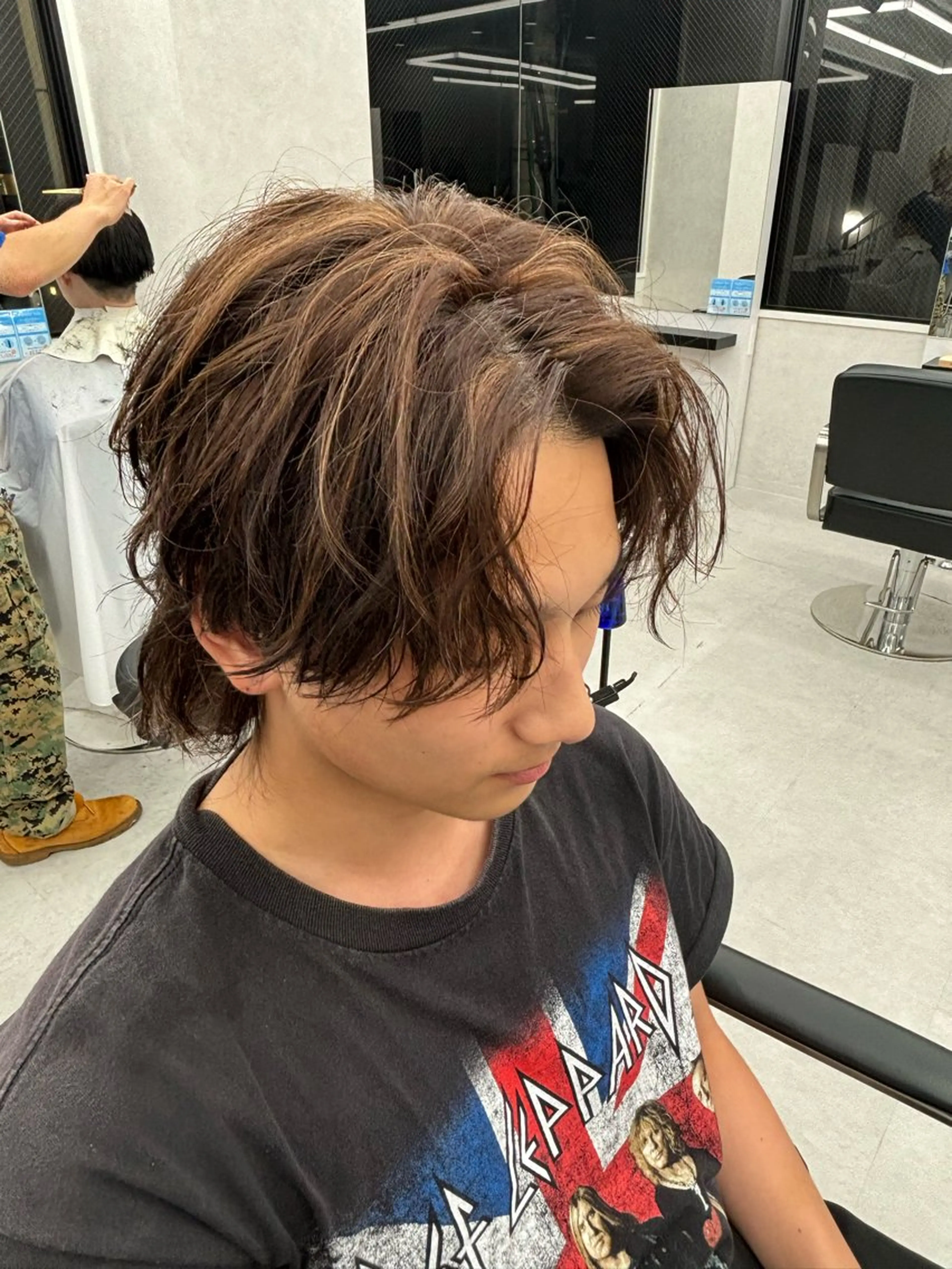 ミディアム カラー メンズ メンズハイライト ブラウンカラー ハイライトカラー ハイライト 岩井 虎大郎のヘアスタイル