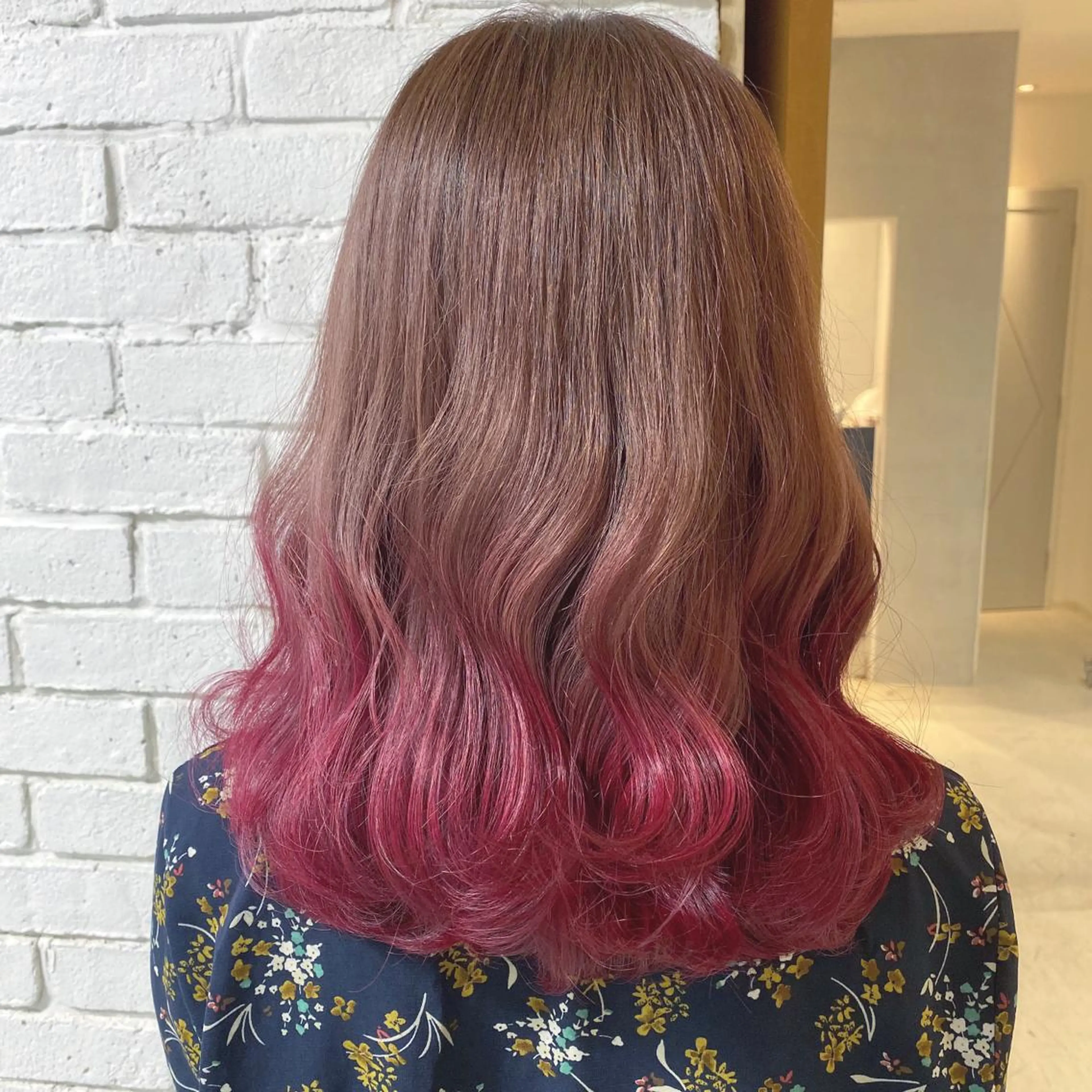 セミロング カラー ブリーチ ORIKA 美容室のヘアスタイル
