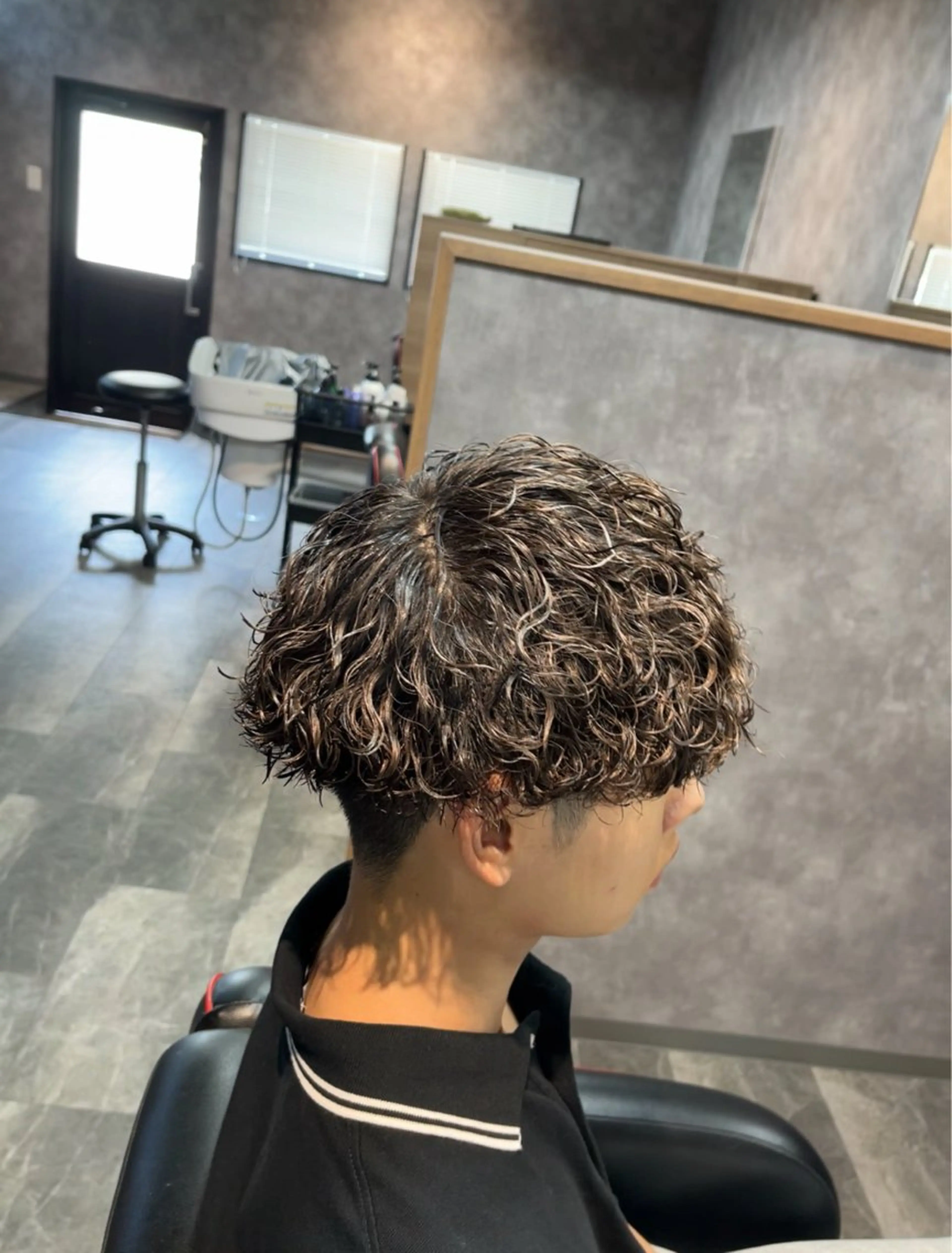 ショート パーマ SWELL-WHITE-所属・SWELL  高峰 将生  メンズ専門のヘアスタイル