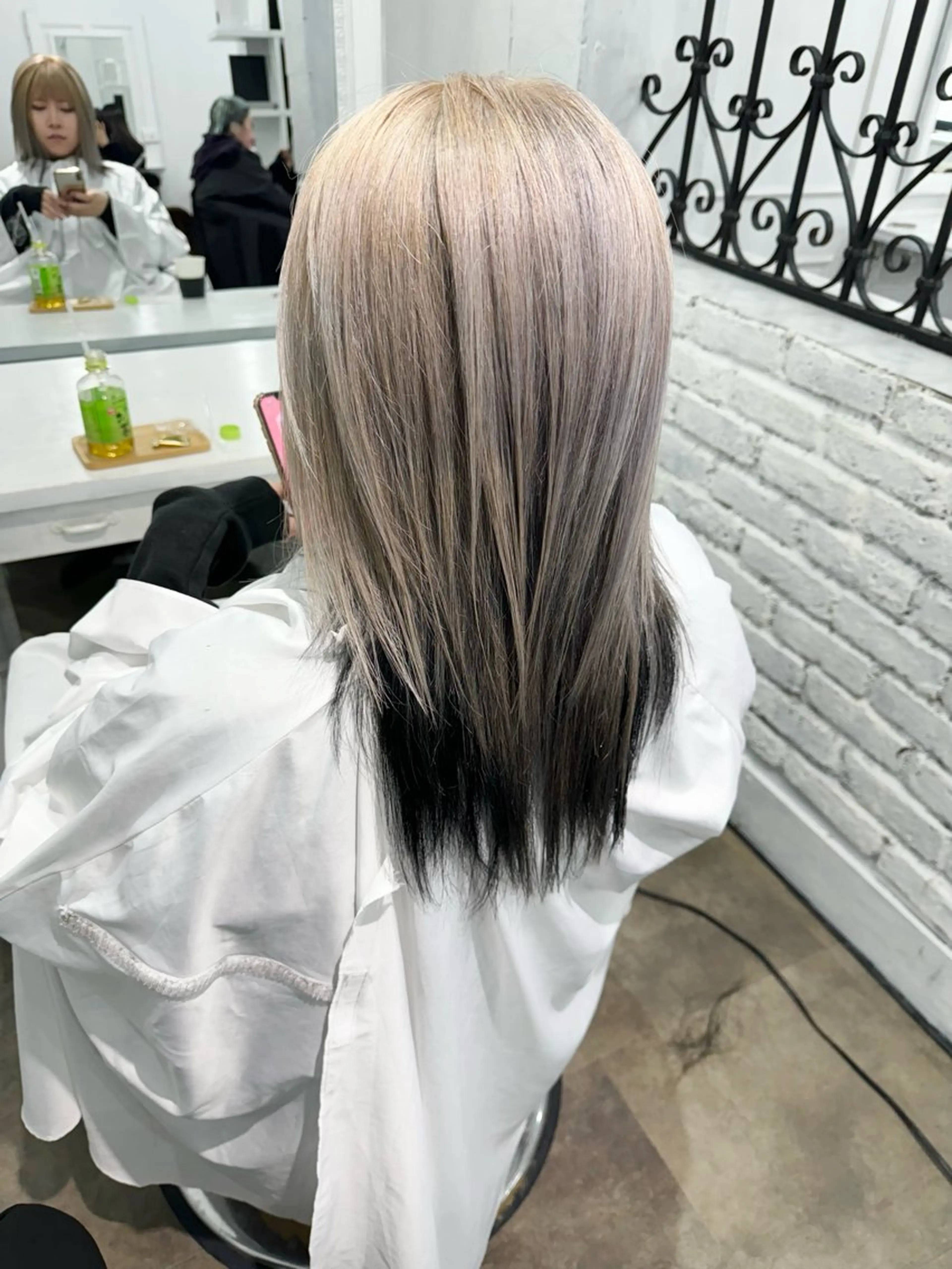セミロング カラー バレイヤージュ ミストバング ベージュカラー ブリーチ 抜きっぱなしブロンド ヘアカラー トリートメント SALOWIN札幌大通り所属・札幌ハイトーン/ ブリーチカラー/ドイのヘアスタイル