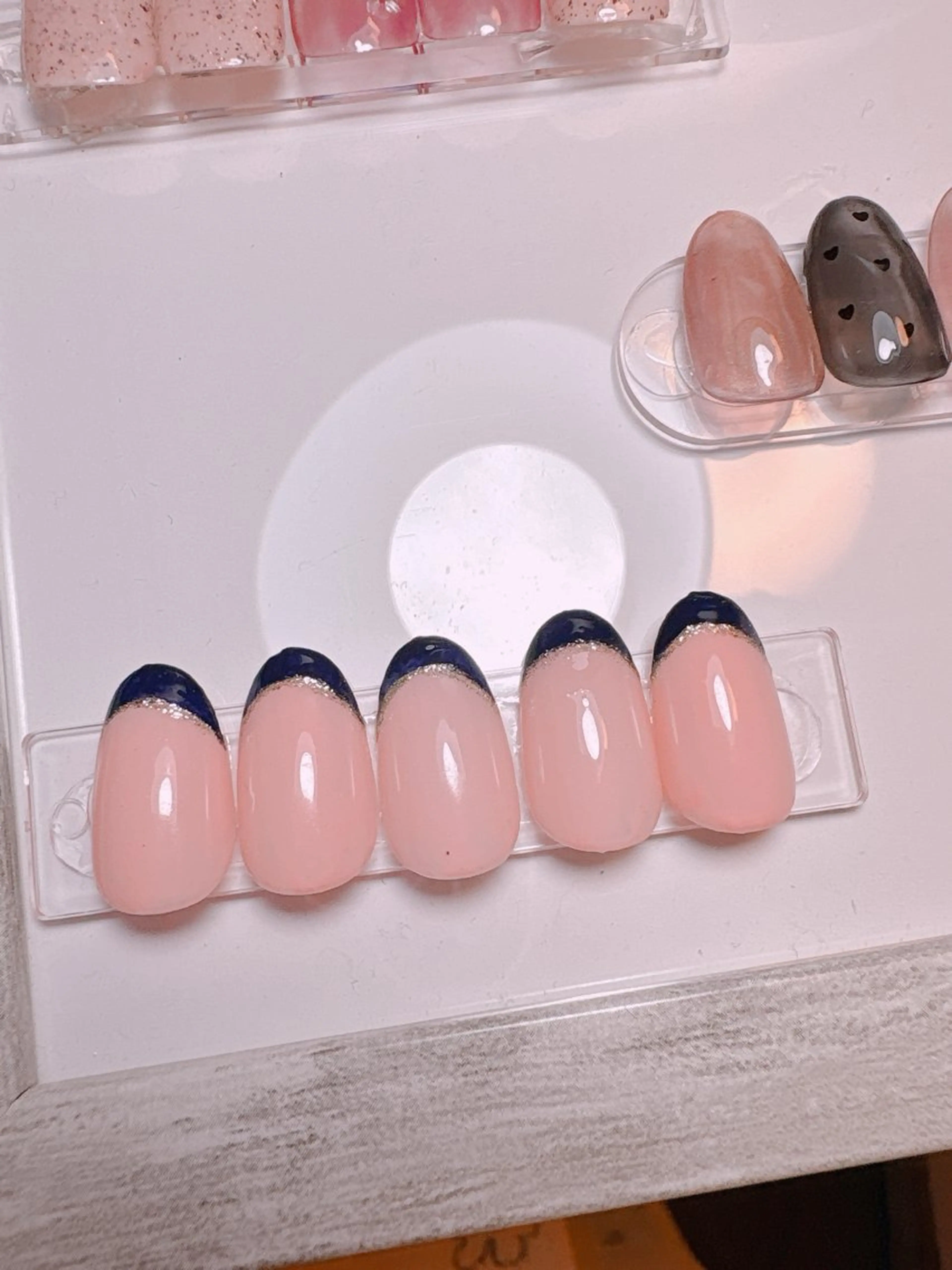 ネイル フレンチネイル ラメ(グリッター) ネイビー オフィスネイル ハンドネイル nail room anのネイルデザイン