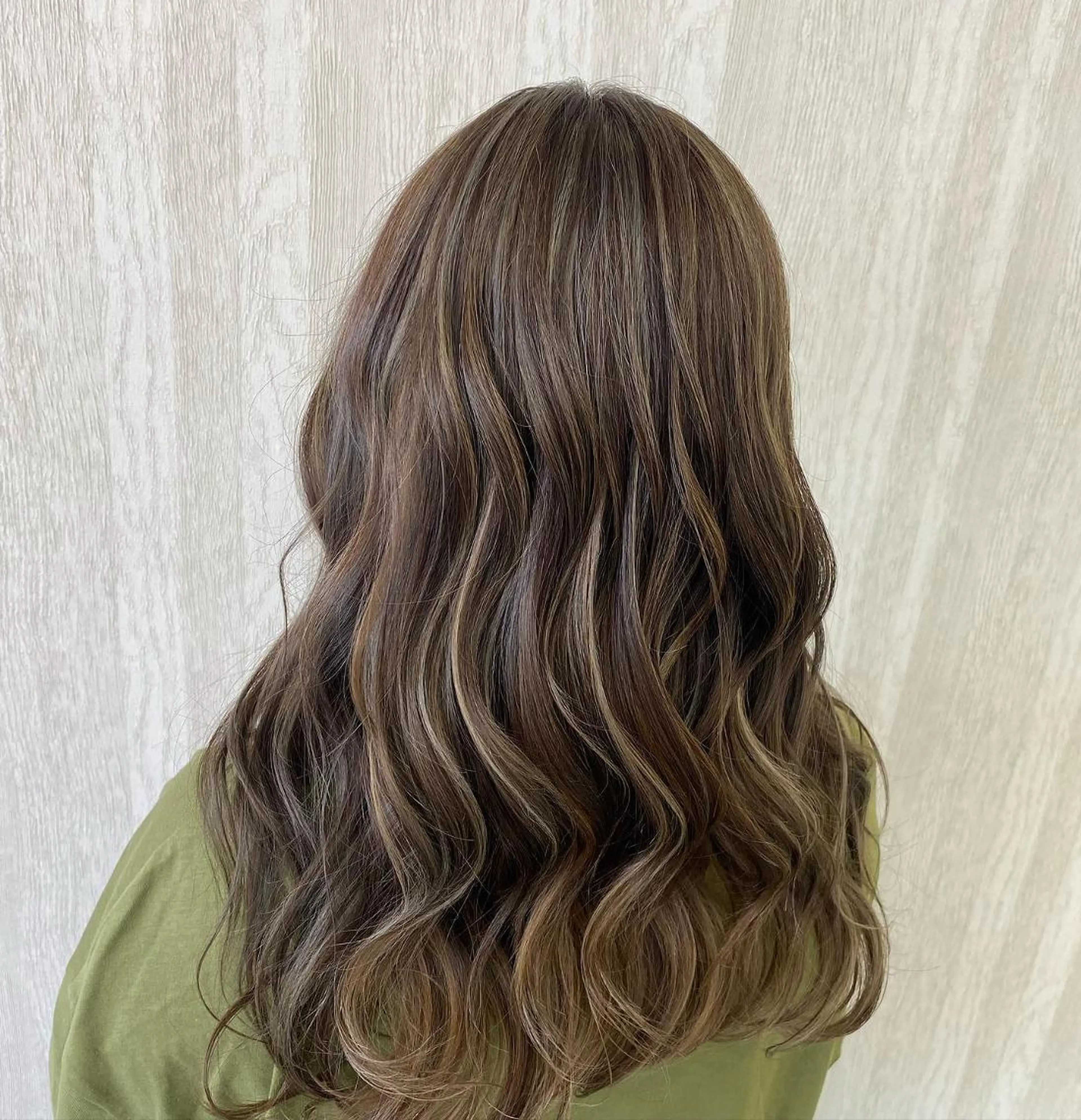 ロング カラー アッシュ ベージュカラー グレージュ ハイライトカラー ハイライト UNDER vr 【アンダーバー】のヘアスタイル