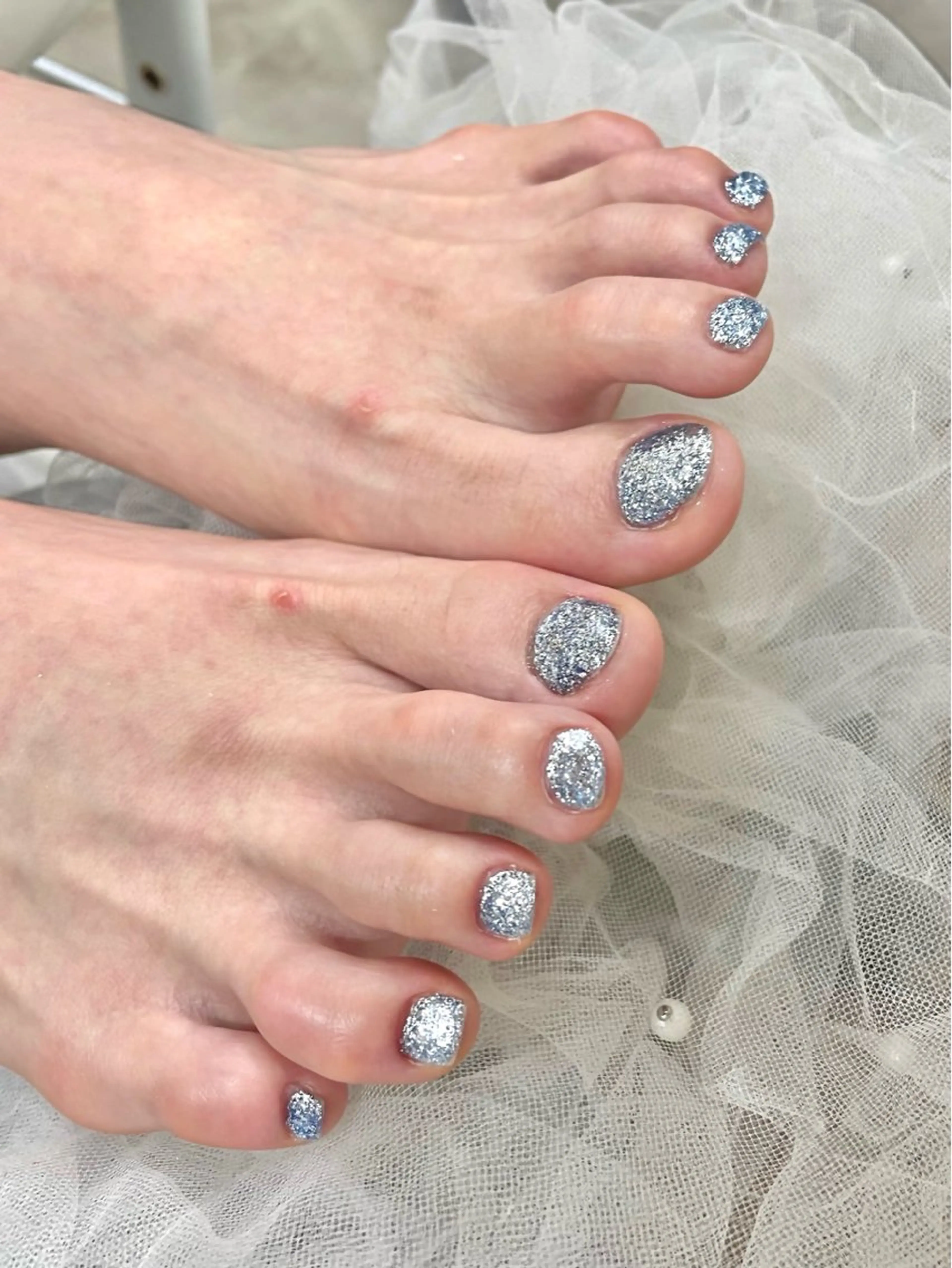 ネイル ブルー フットネイル ラメ(グリッター) ワンカラーネイル シルバー ネイルプラザ河原町OPA店所属・Ryou .のネイルデザイン