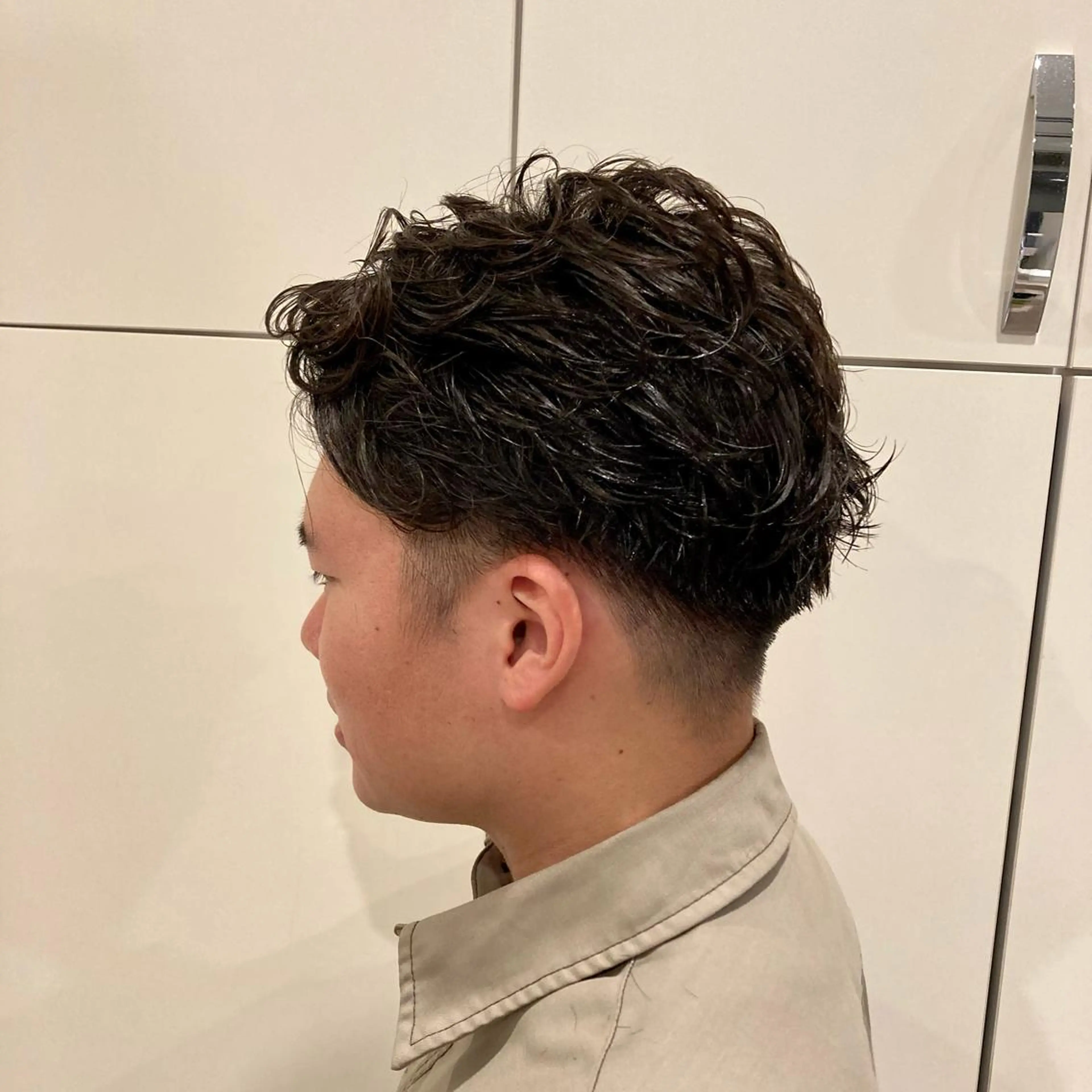 メンズ マッシュ 刈り上げ カット パーマ 松岡 知のヘアスタイル
