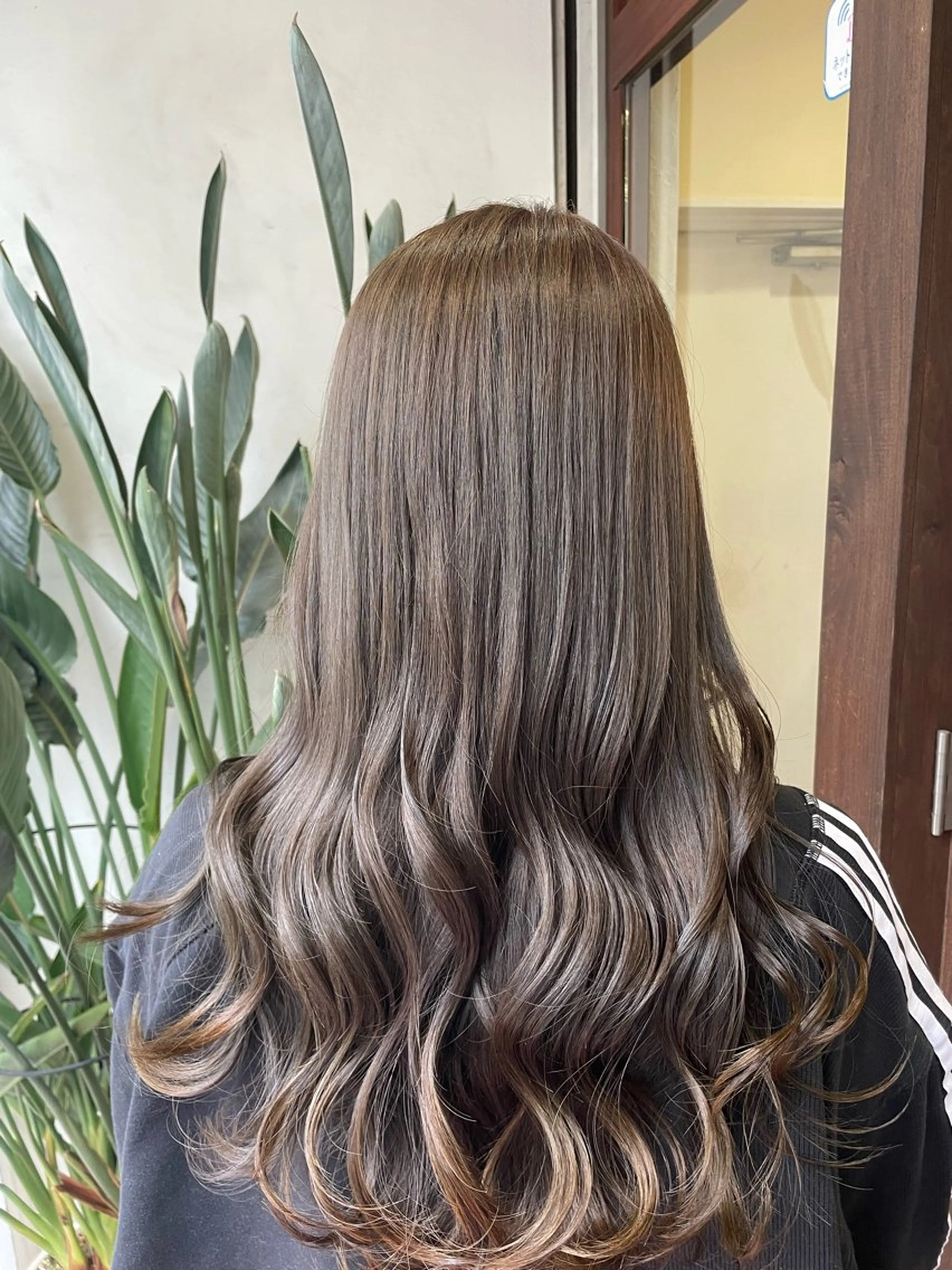 カラー ベージュカラー オリーブベージュ 髪質改善 UN BLEACHのヘアスタイル